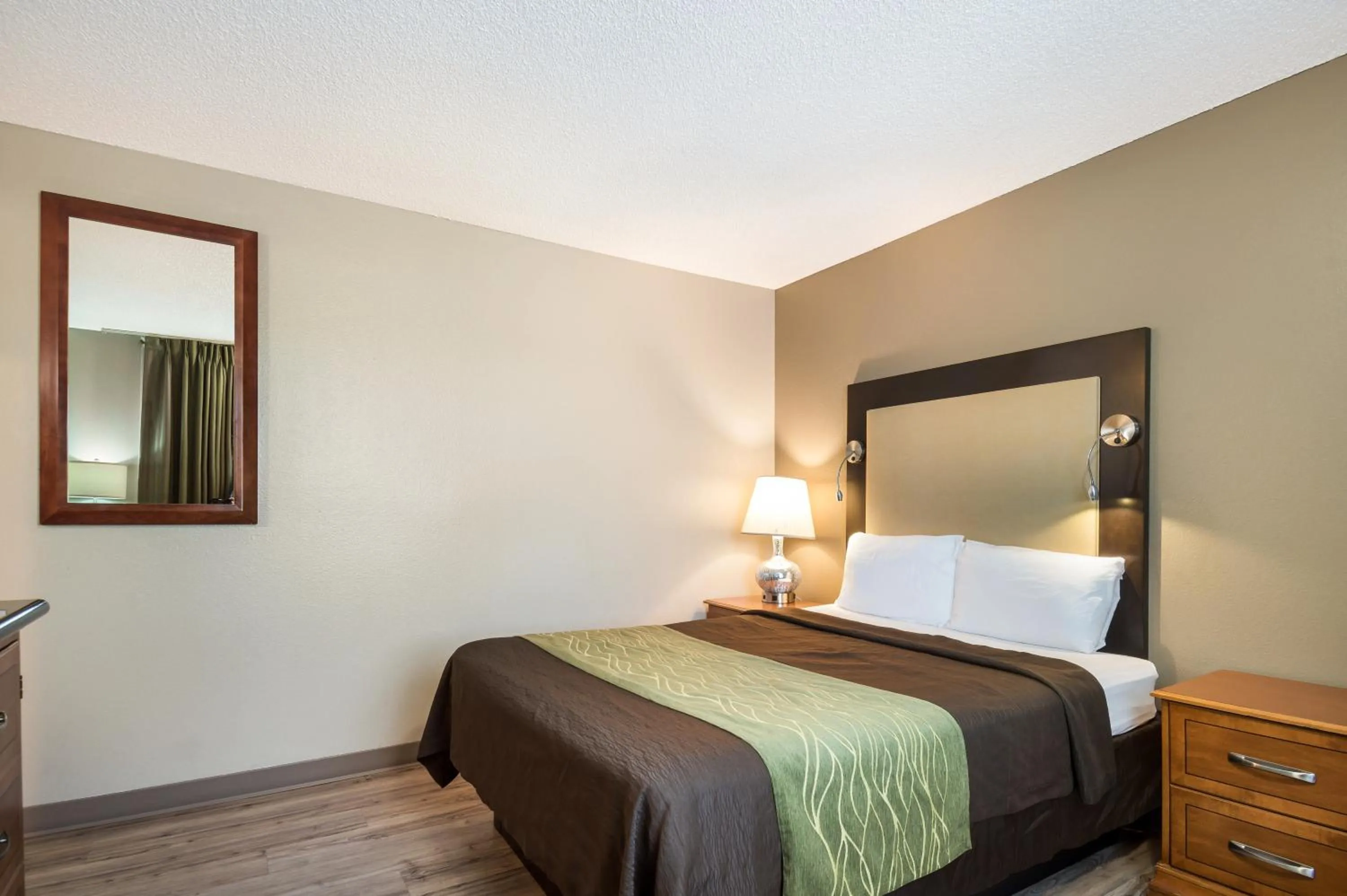Bed in Rodeway Inn & Suites Portland West - Beaverton