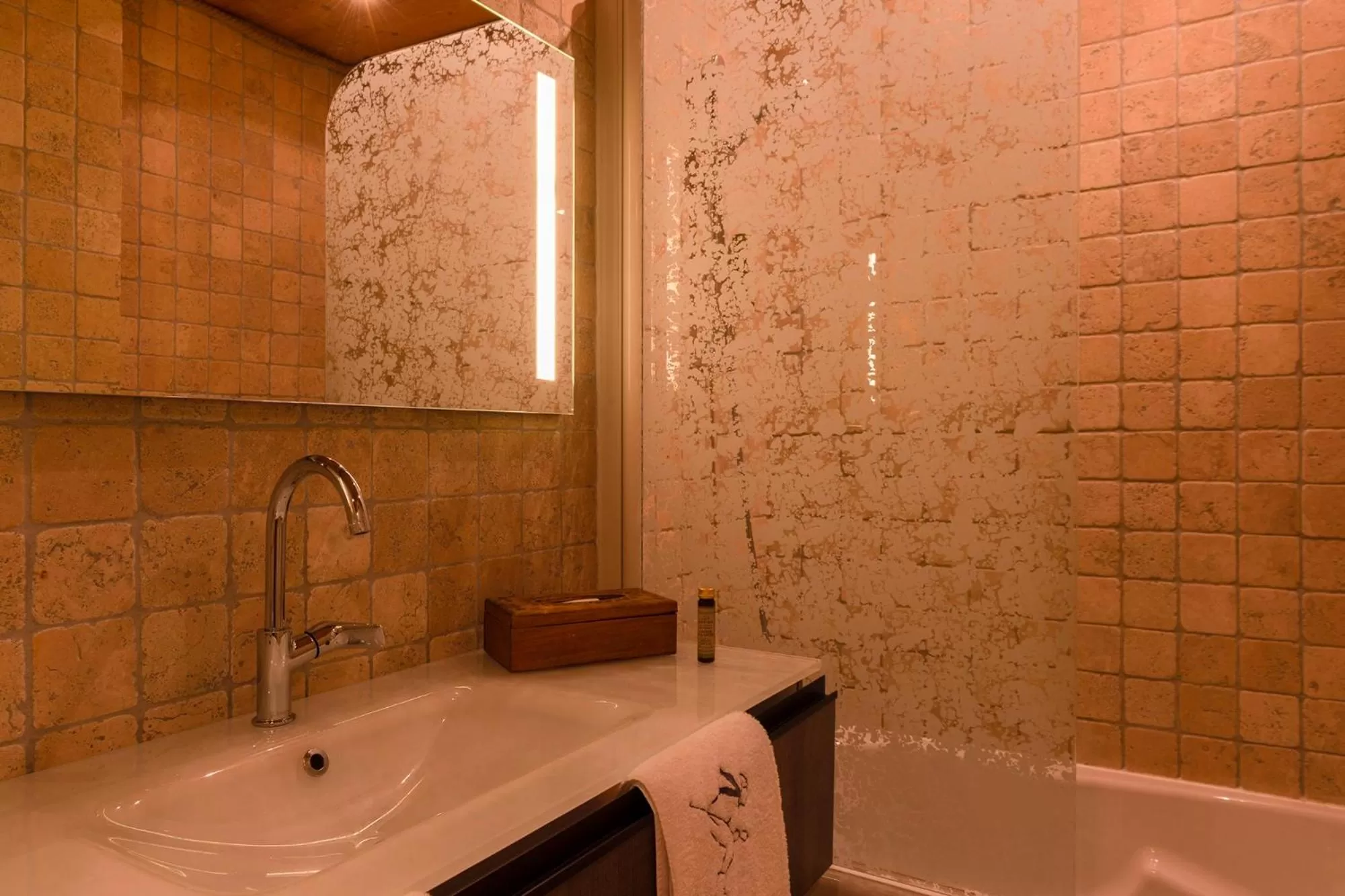 Bathroom in Hôtel Macchi Restaurant & Spa