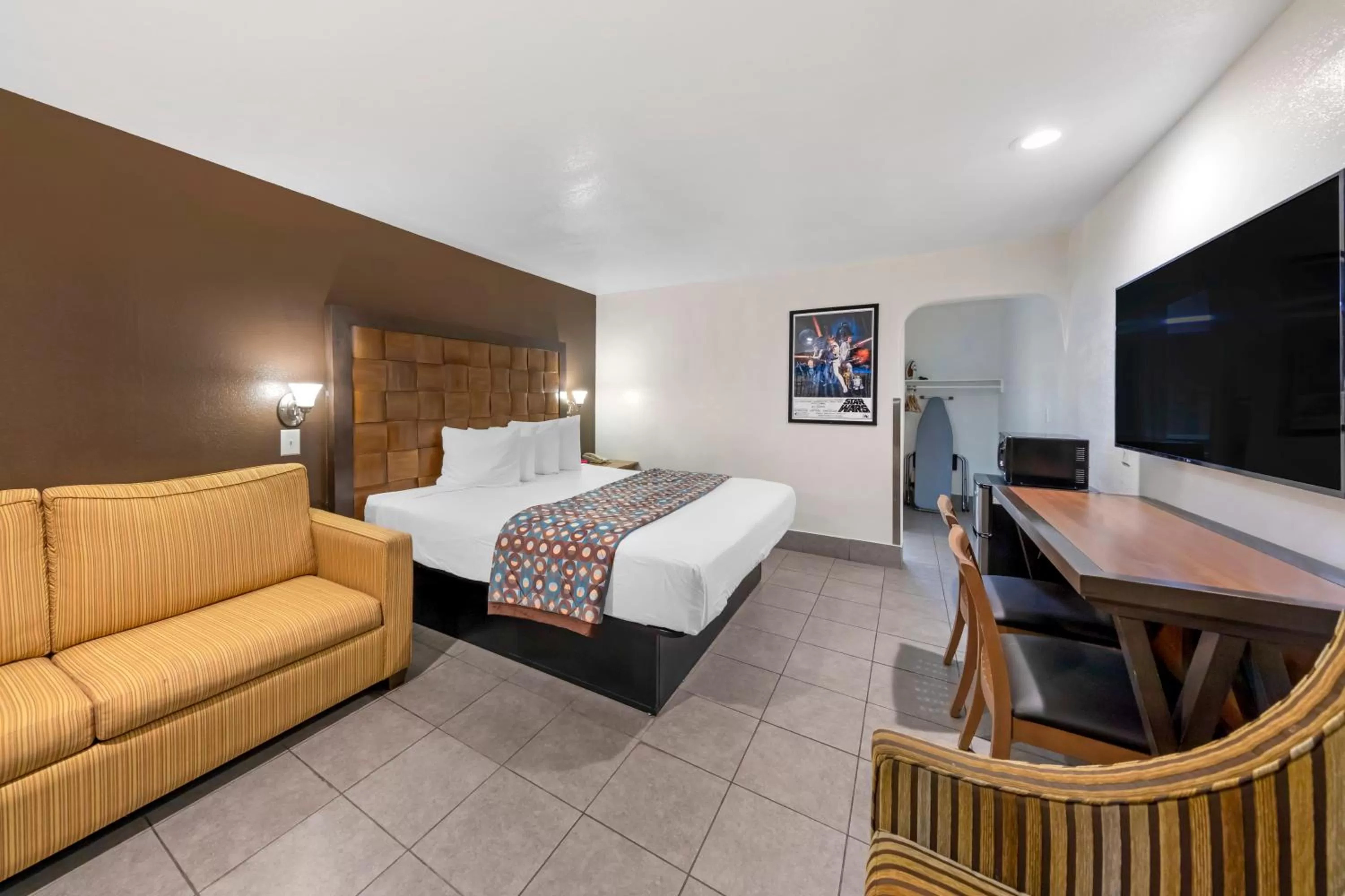 Photo of the whole room, Bed in Anaheim Discovery Inn and Suites