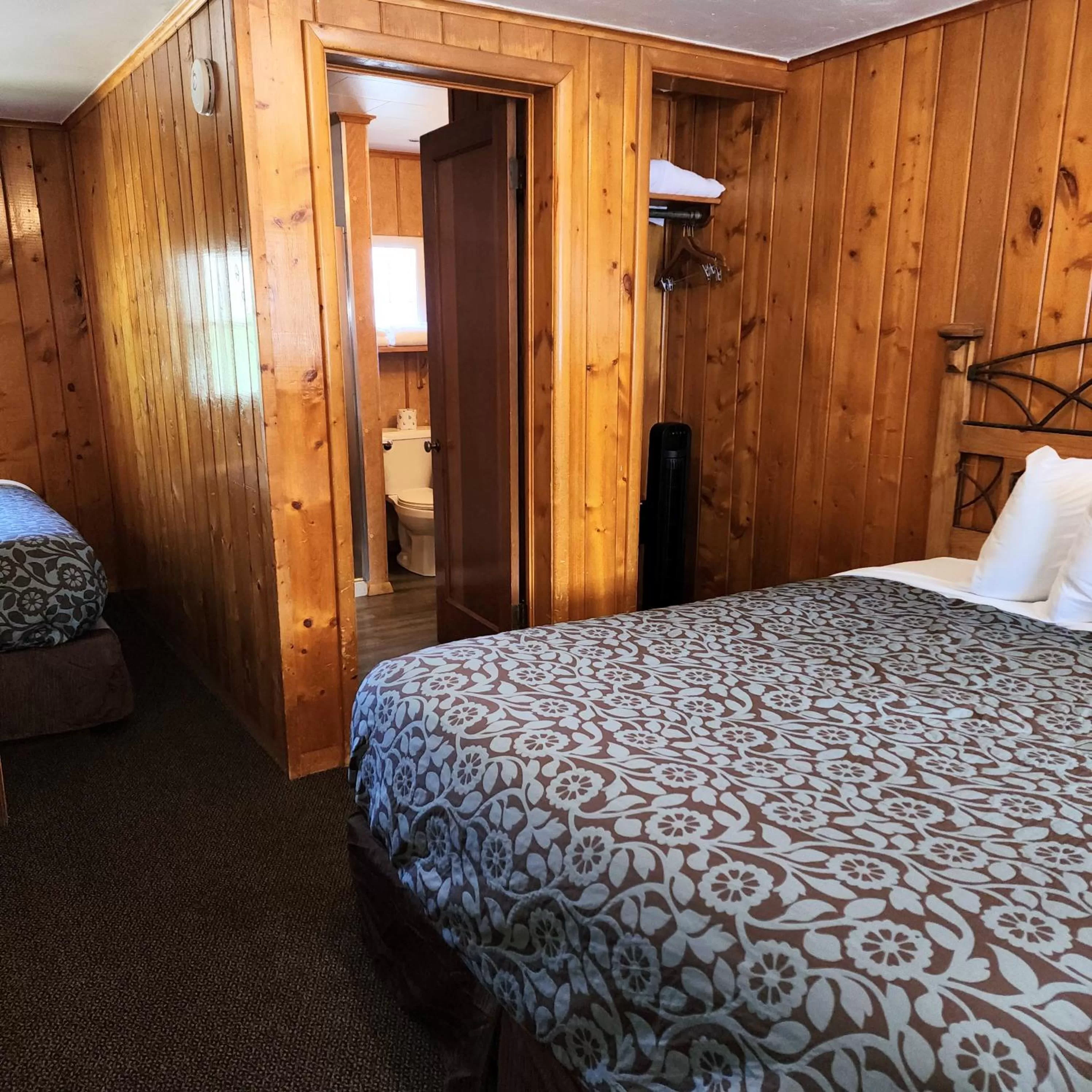 Bedroom in Canyon Motel near Rocky Mountain National Park