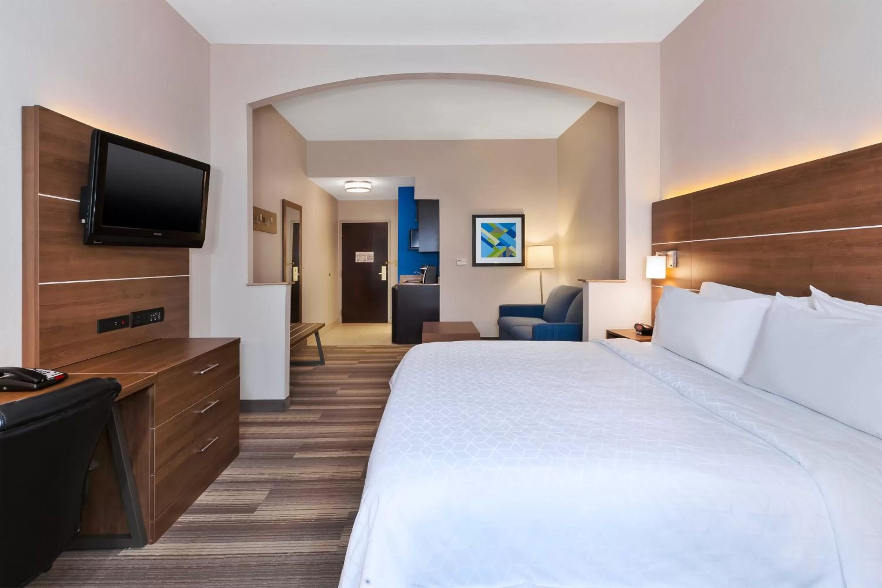 Photo of the whole room, Bed in Holiday Inn Express Hotel & Suites Warminster-Horsham by IHG