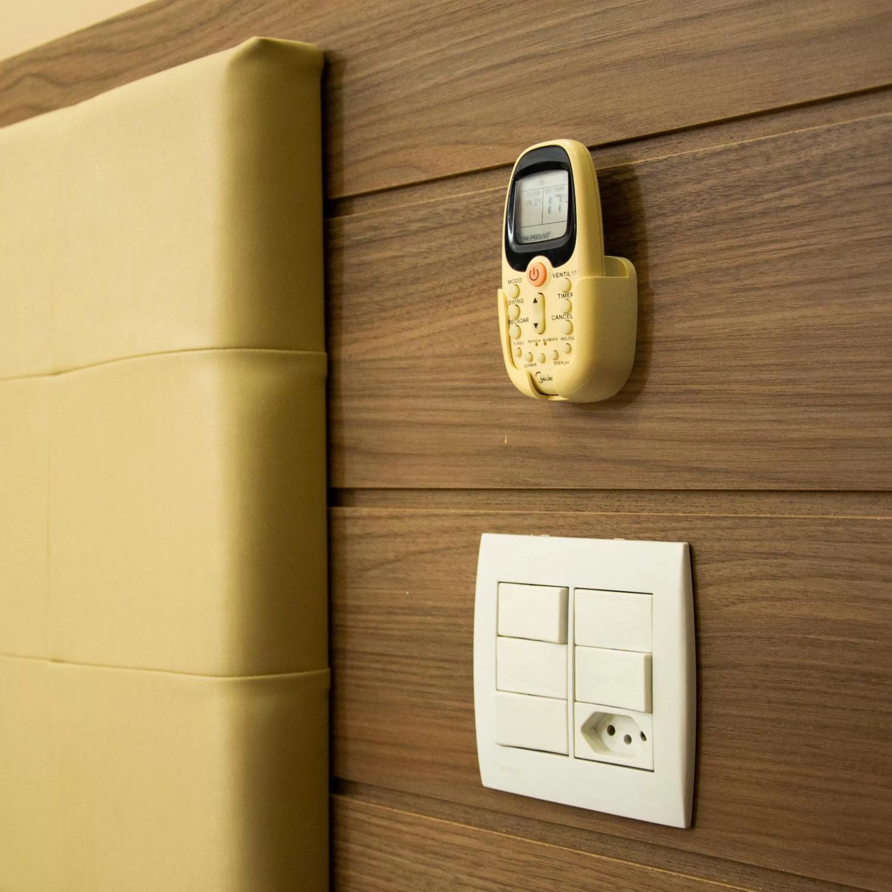 Logo/Certificate/Sign in Larison Executive - by Easy Hotéis