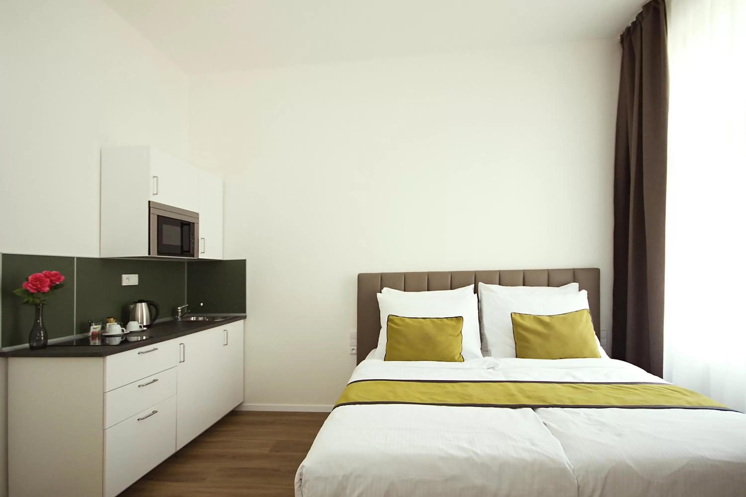 Photo of the whole room, Bed in Elizabeth Suites