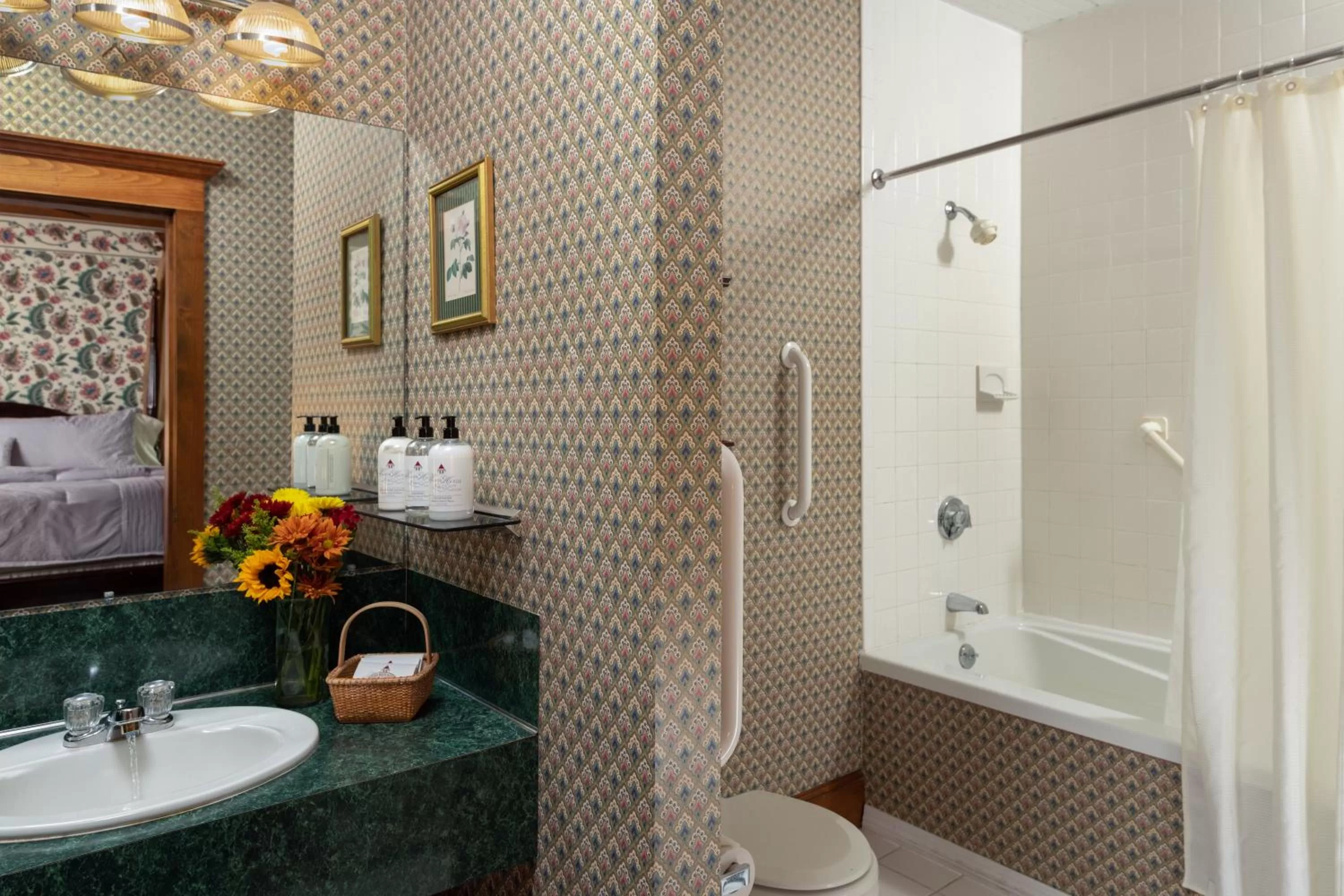 Shower in Palmer House Inn