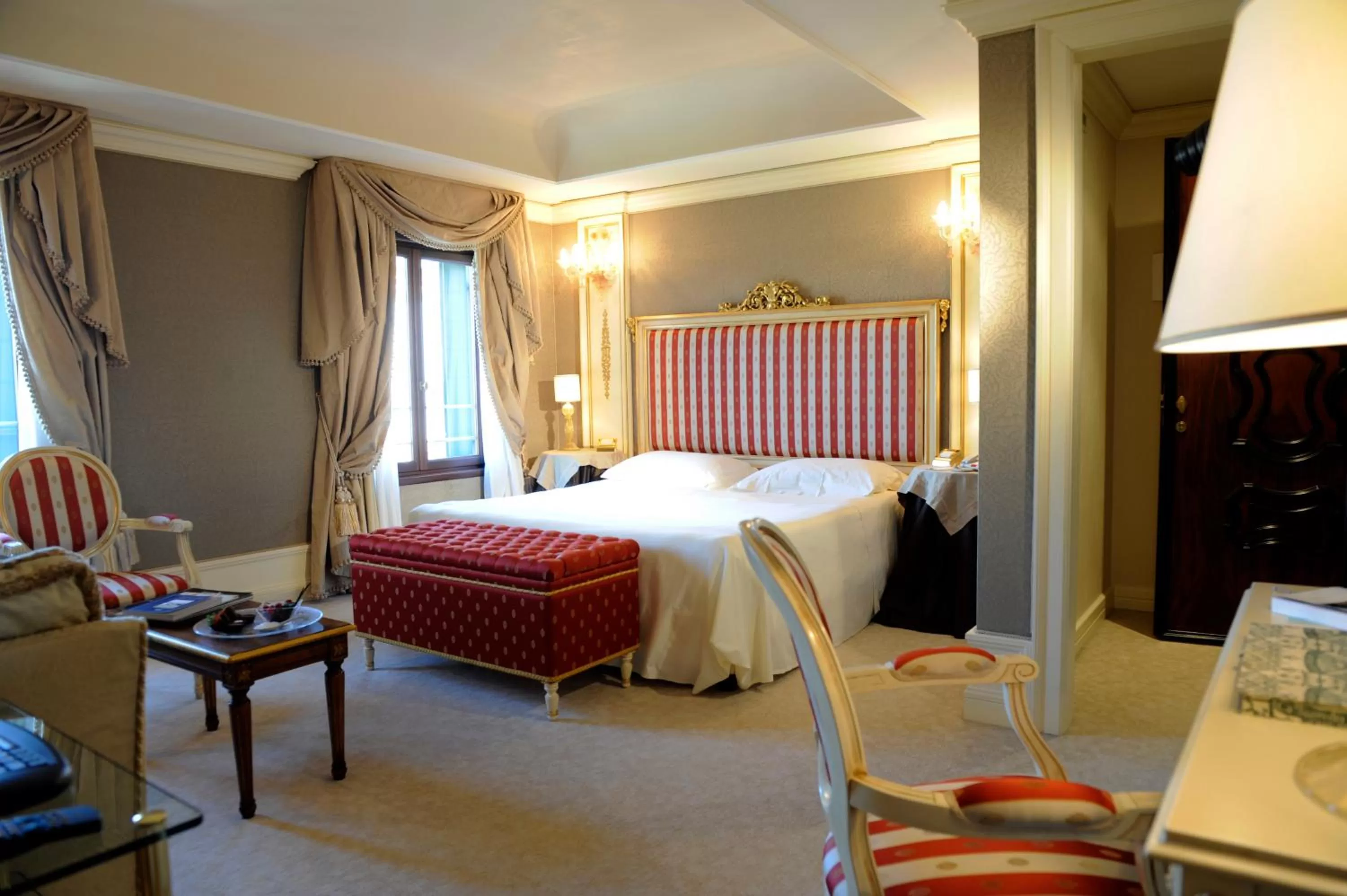 Photo of the whole room, Bed in Ca' Sagredo Hotel