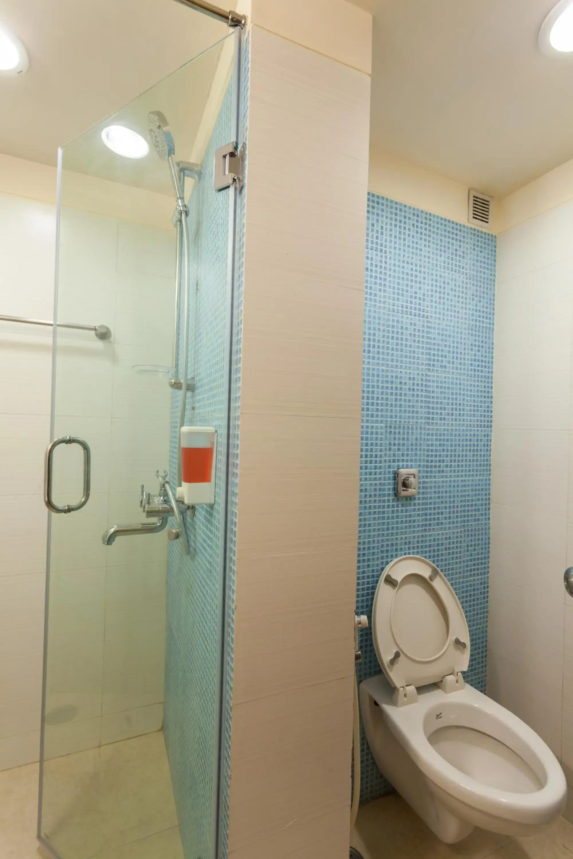 Standard Twin Room - single occupancy in Ginger Surat Standard Twin Room - single occupancy in Ginger Surat