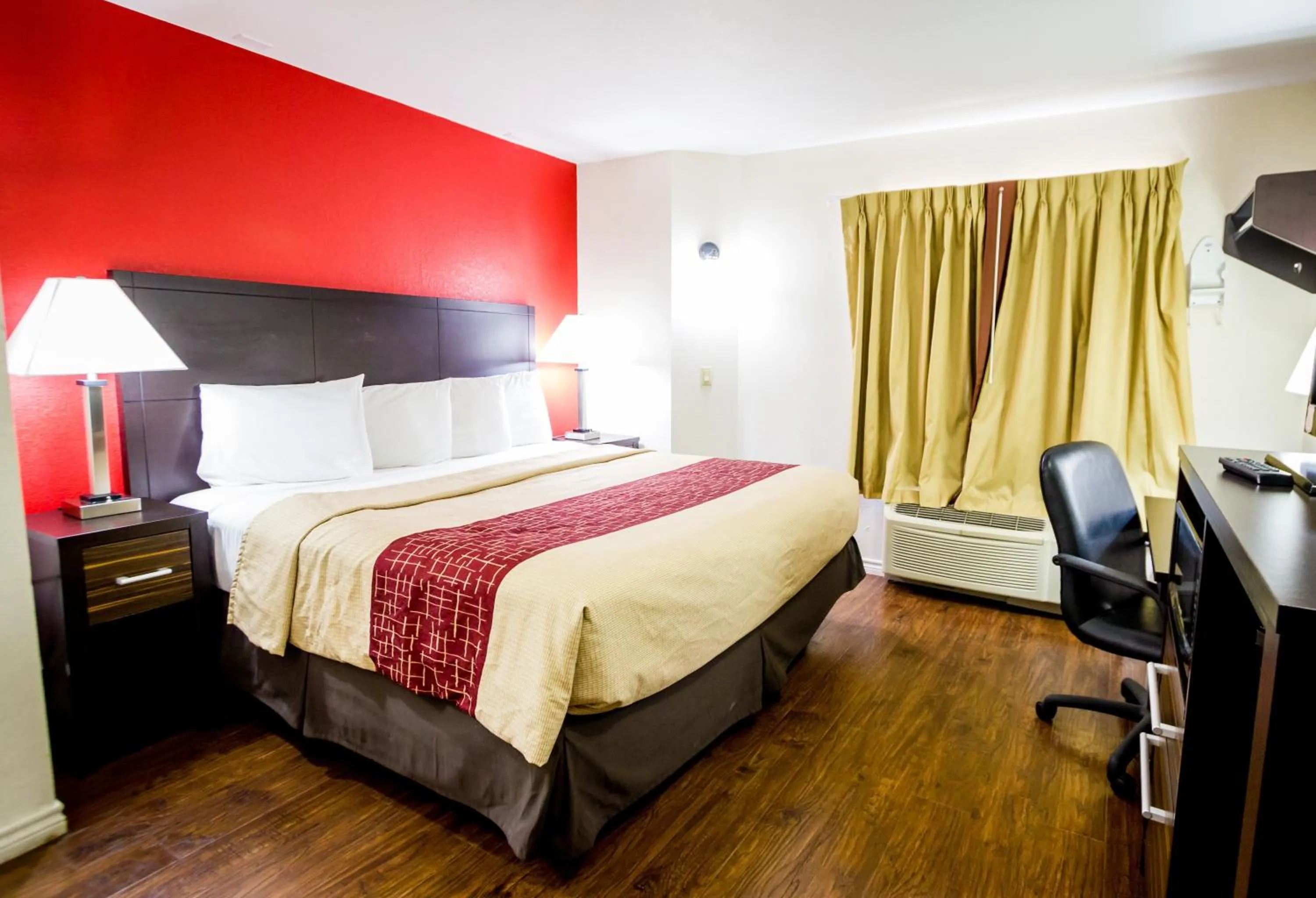 Deluxe Room with One Queen Bed Disability Access Non-Smoking in Red Roof Inn Austin - Round Rock
