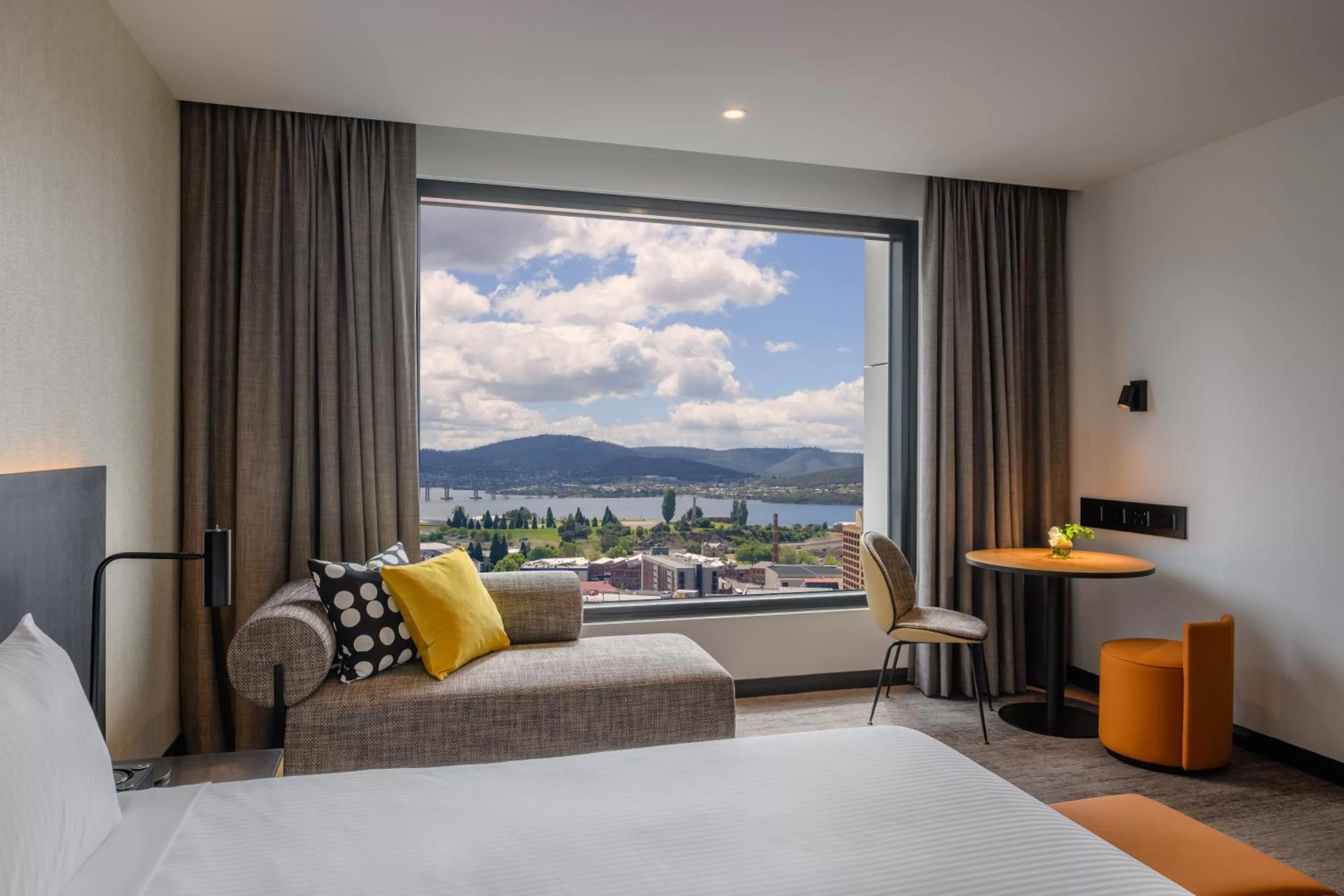 View (from property/room), Bed in Mövenpick Hotel Hobart