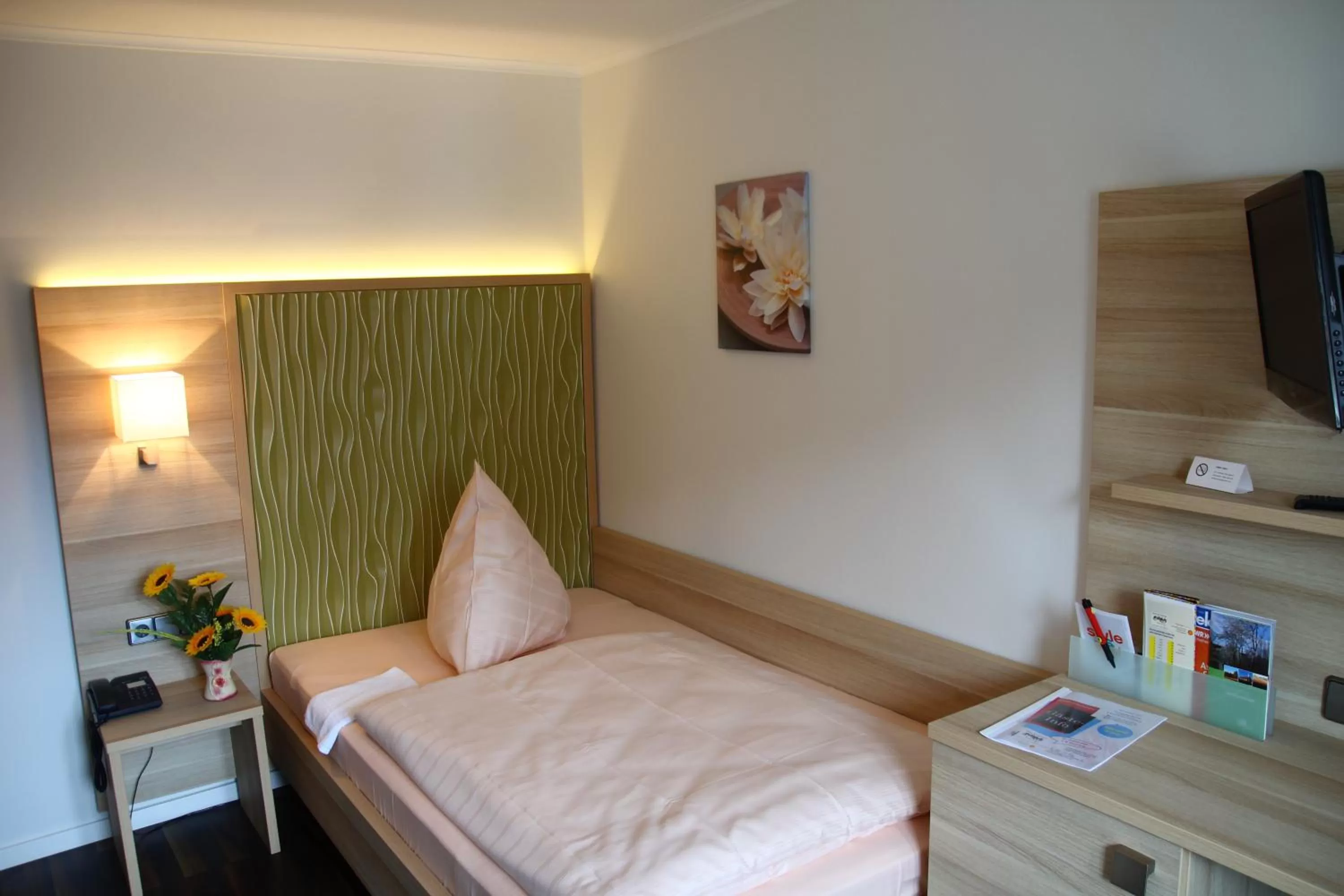 Bed in Hotel-Restaurant Fröhlich