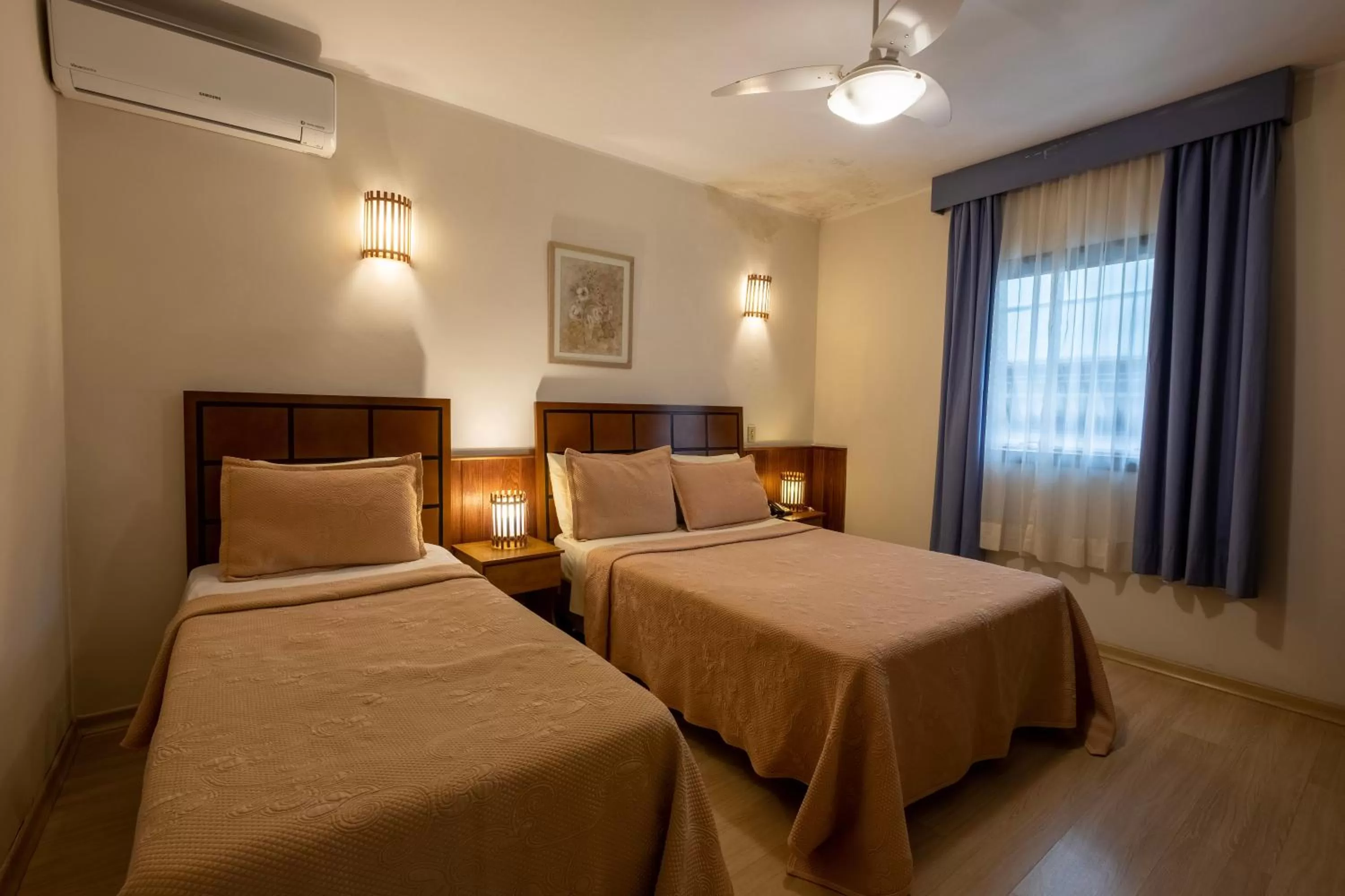 Toilet, Bed in Hotel Mount Everest