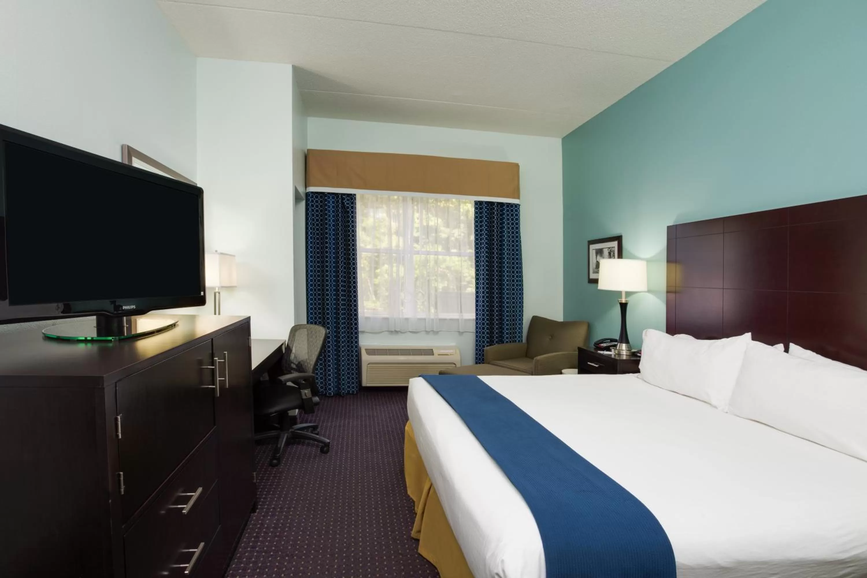 Photo of the whole room, Bed in Holiday Inn Express & Suites Plant City by IHG