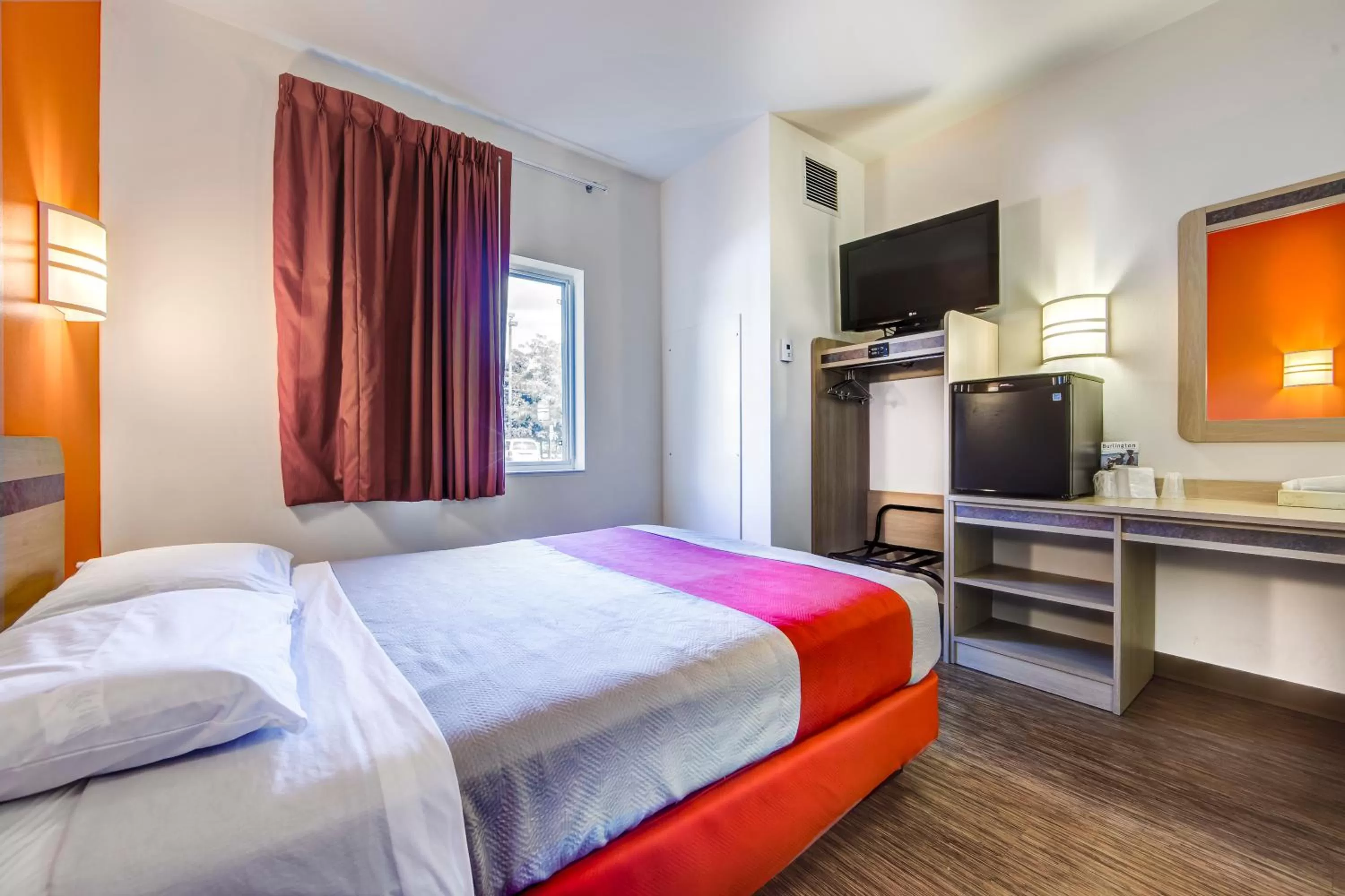 TV and multimedia, Bed in Motel 6-Burlington, ON - Toronto West - Oakville