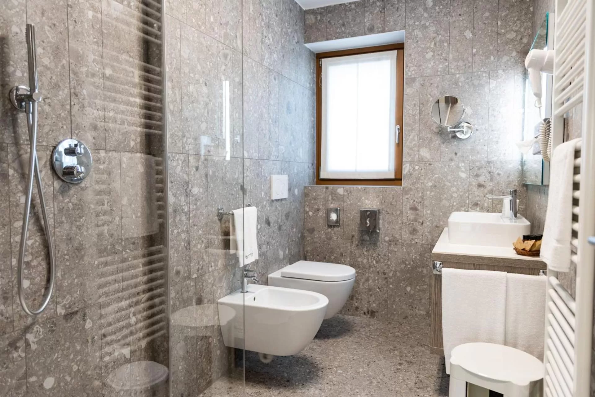 Toilet in Olimpia Hotel