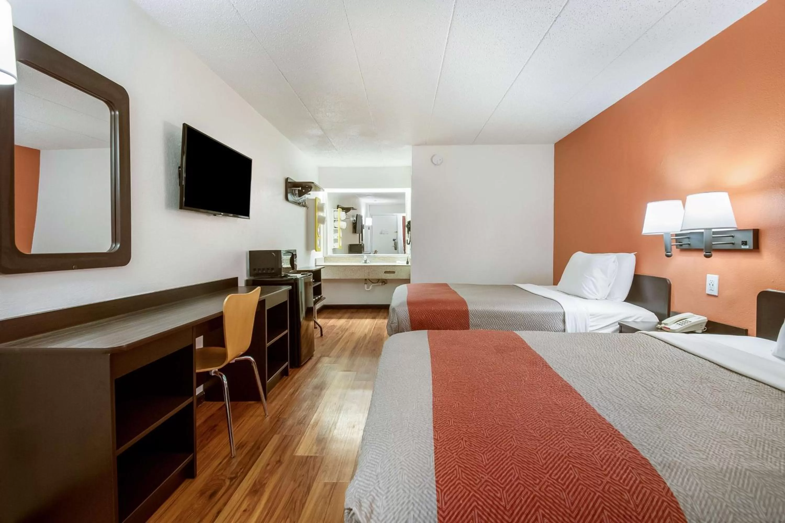 TV and multimedia, Bed in Motel 6-Grove City, OH