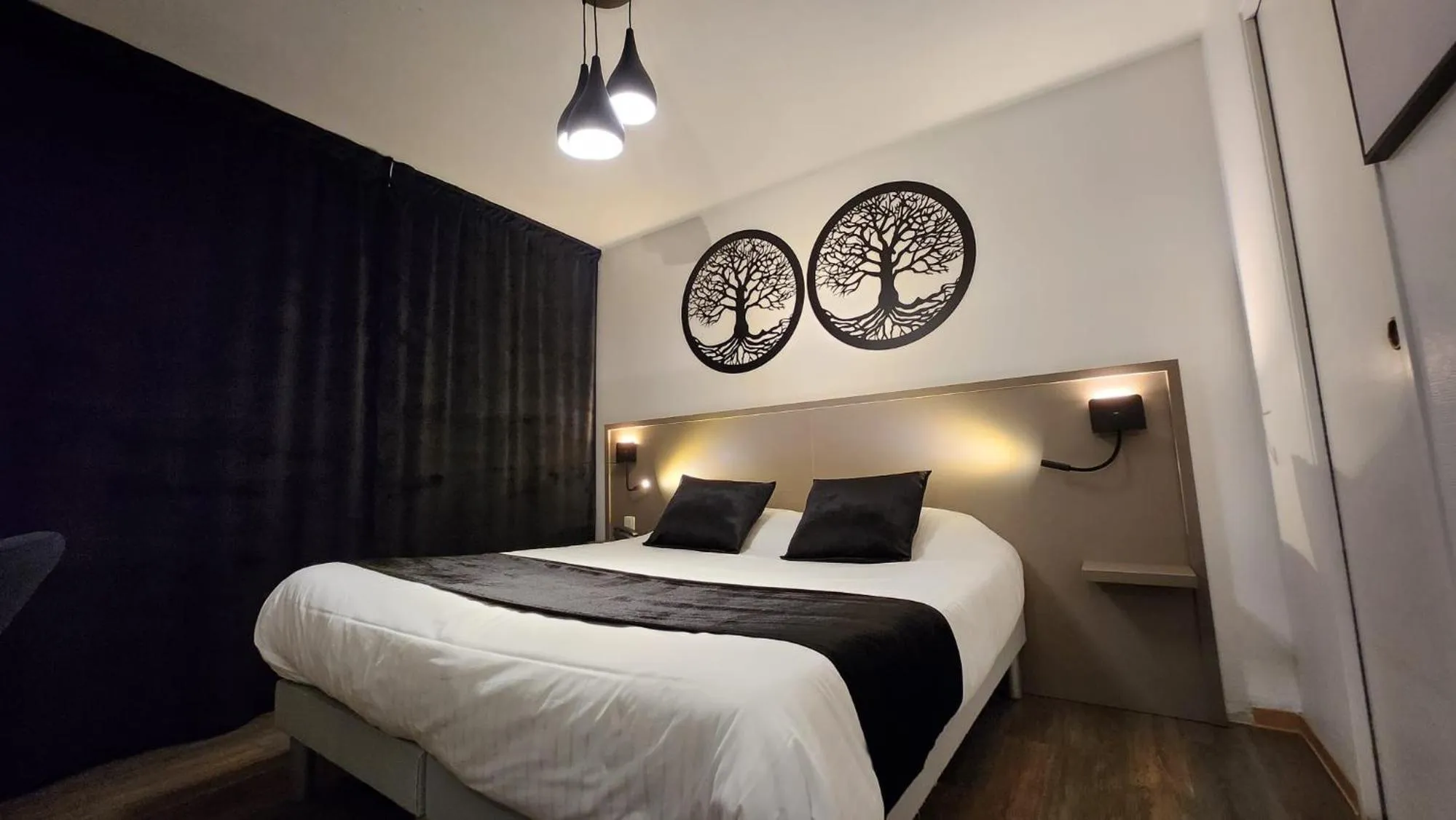 Bedroom, Bed in Cit'Hotel Le Cheval Blanc, Cognac Centre