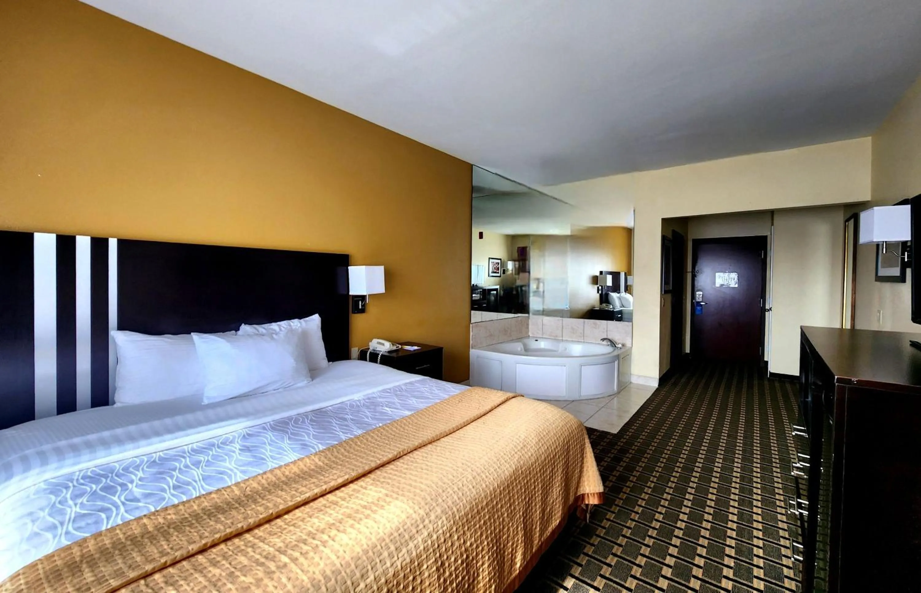 Bedroom, Bed in Days Inn & Suites by Wyndham Sam Houston Tollway