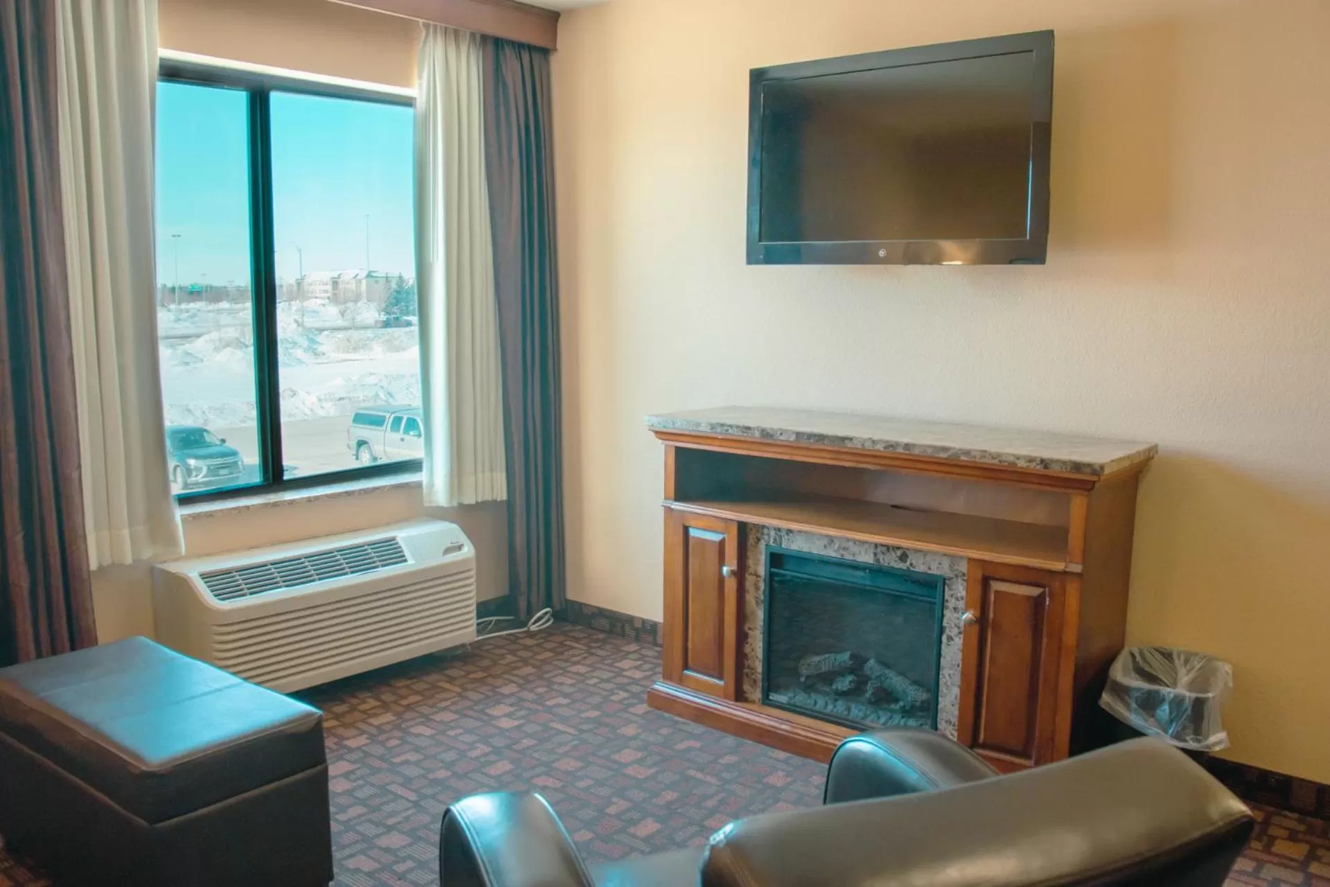TV and multimedia in Grand Forks Lodge and Suites