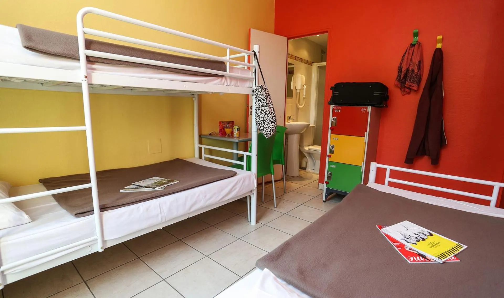 Bed in Le Montclair Montmartre by River