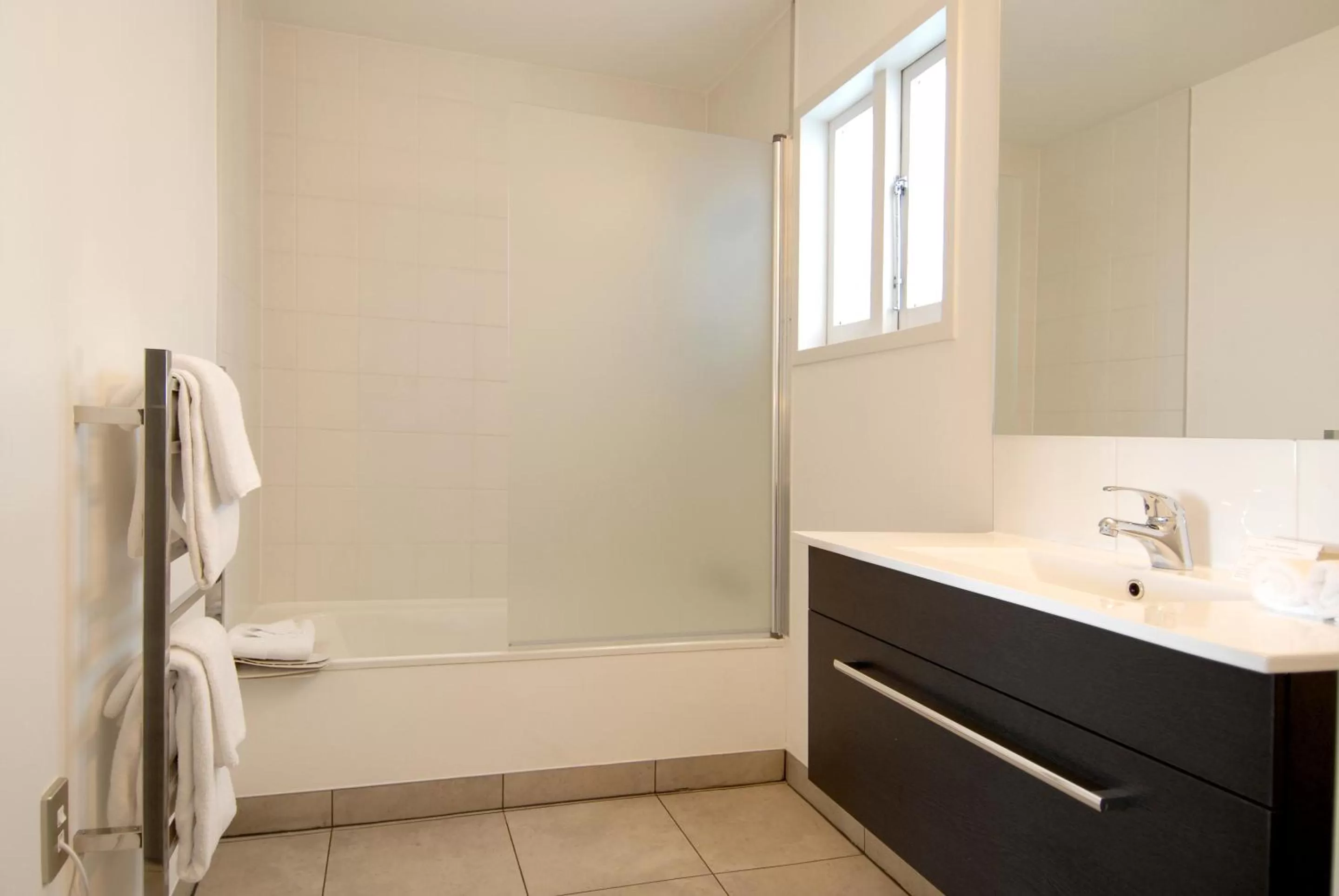 Bathroom in Pavilions Hotel