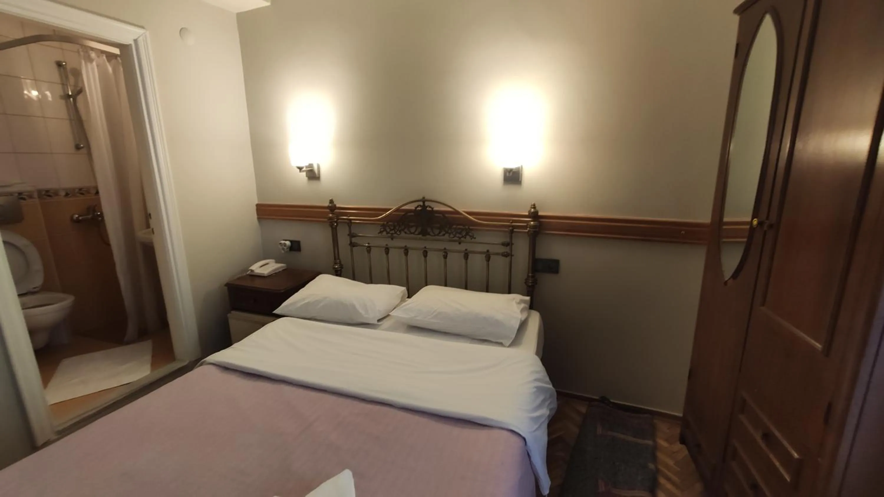 Photo of the whole room, Bed in Turkoman Hotel