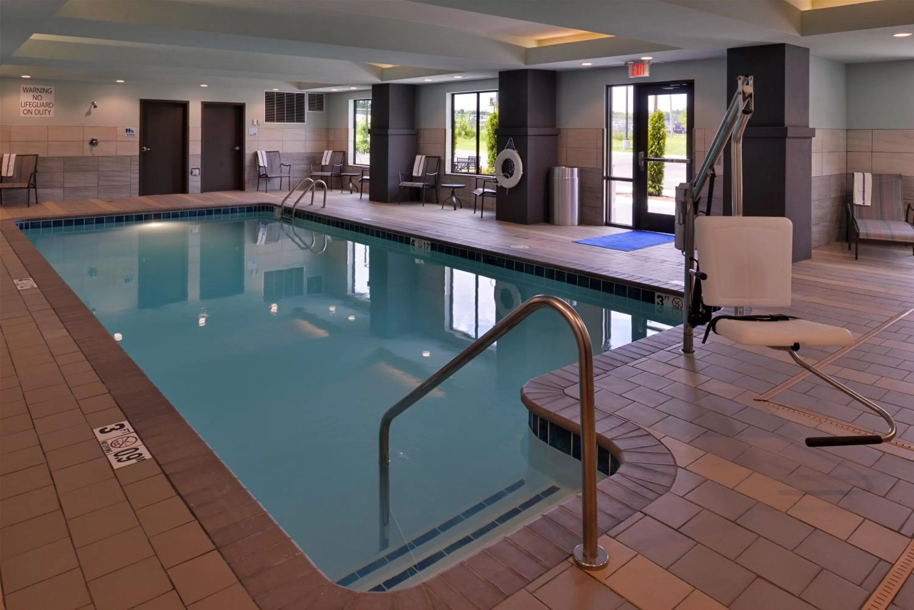 Swimming pool in Holiday Inn Express and Suites Bryant - Benton Area by IHG