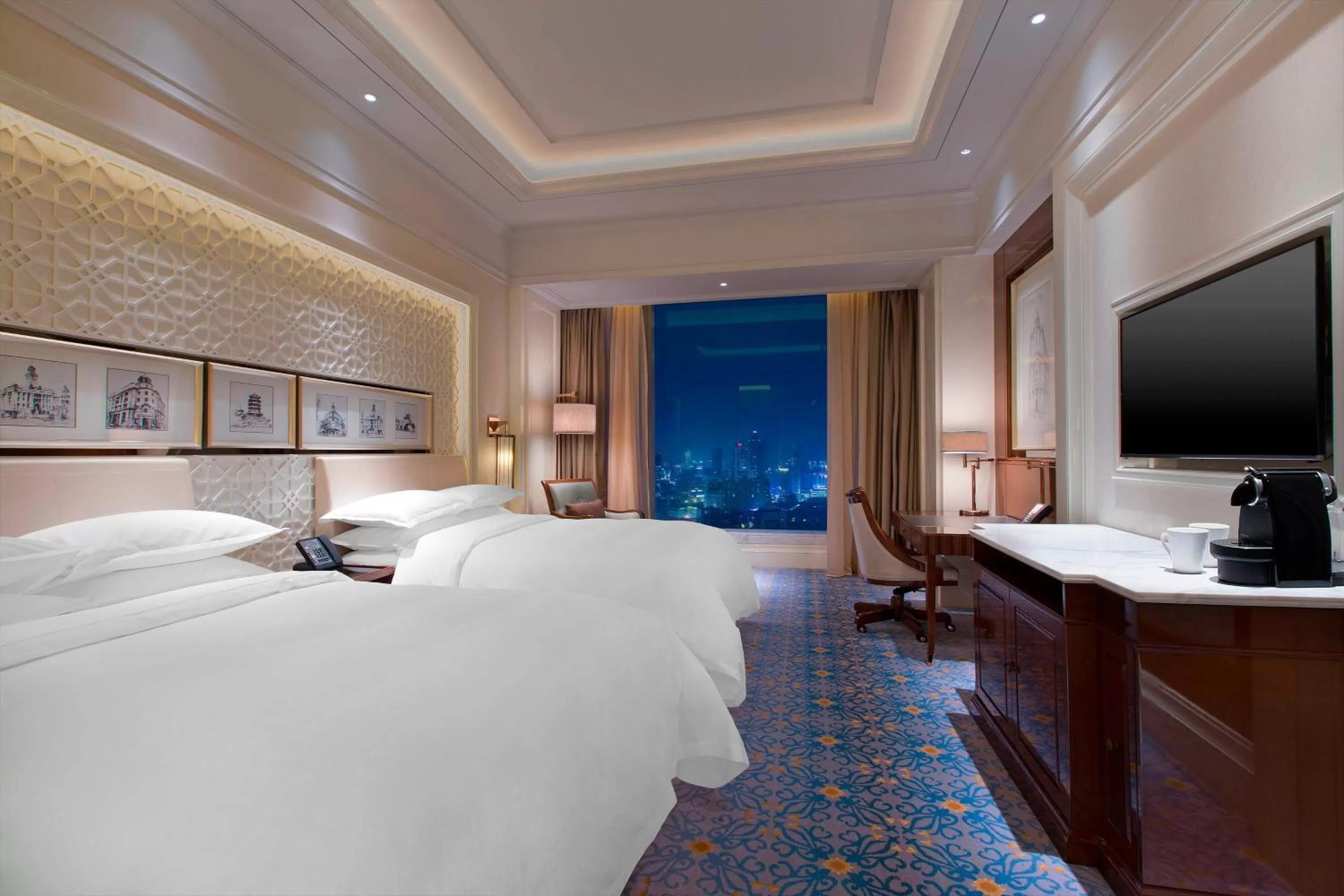Photo of the whole room, Bed in Sheraton Grand Wuhan Hankou Hotel