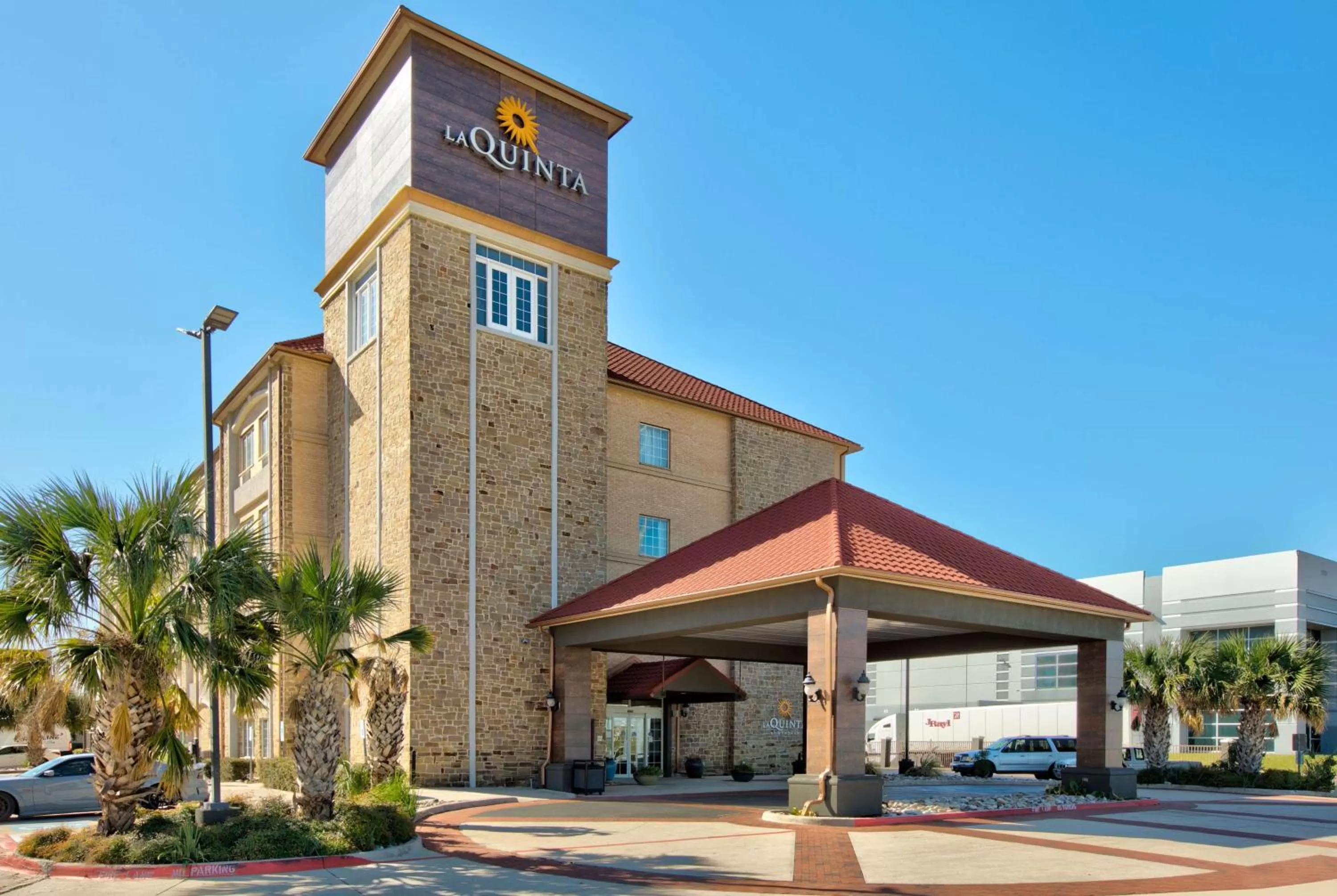 Property building in La Quinta by Wyndham Dallas Grand Prairie South