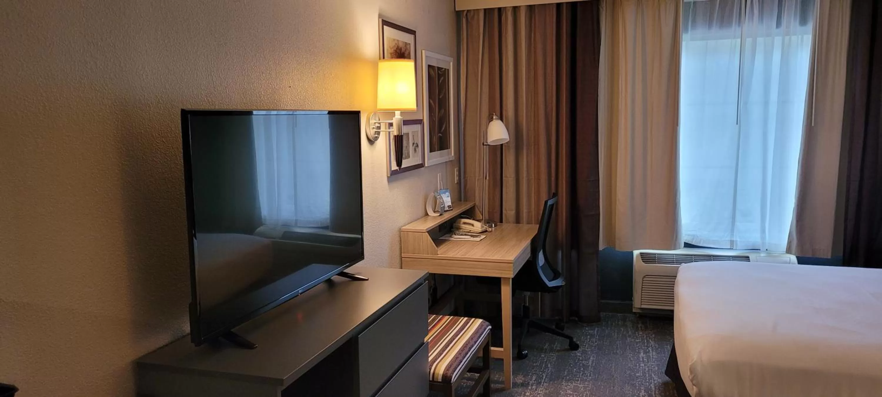 Bed in Country Inn & Suites by Radisson, Canton, GA