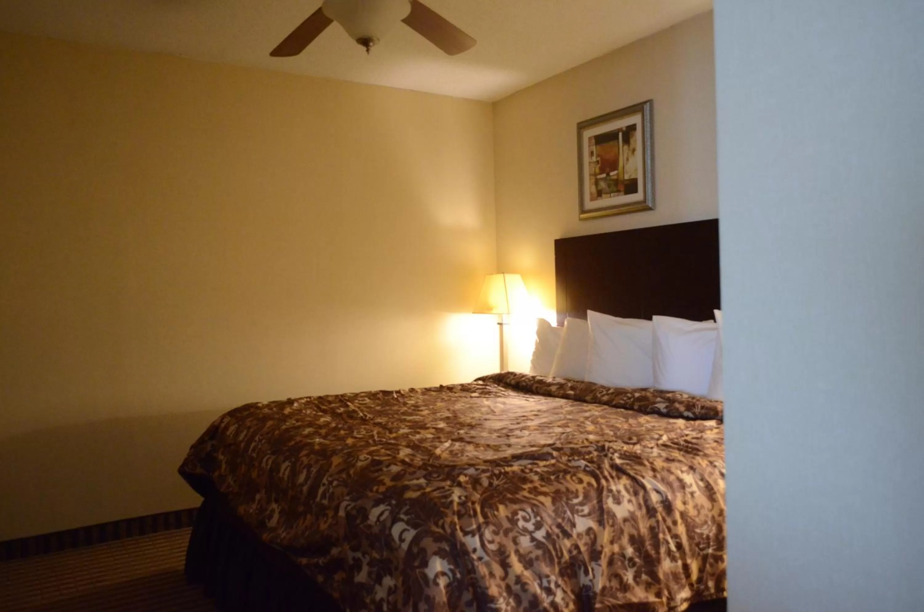 Bed in Rodeway Inn & Suites East Windsor