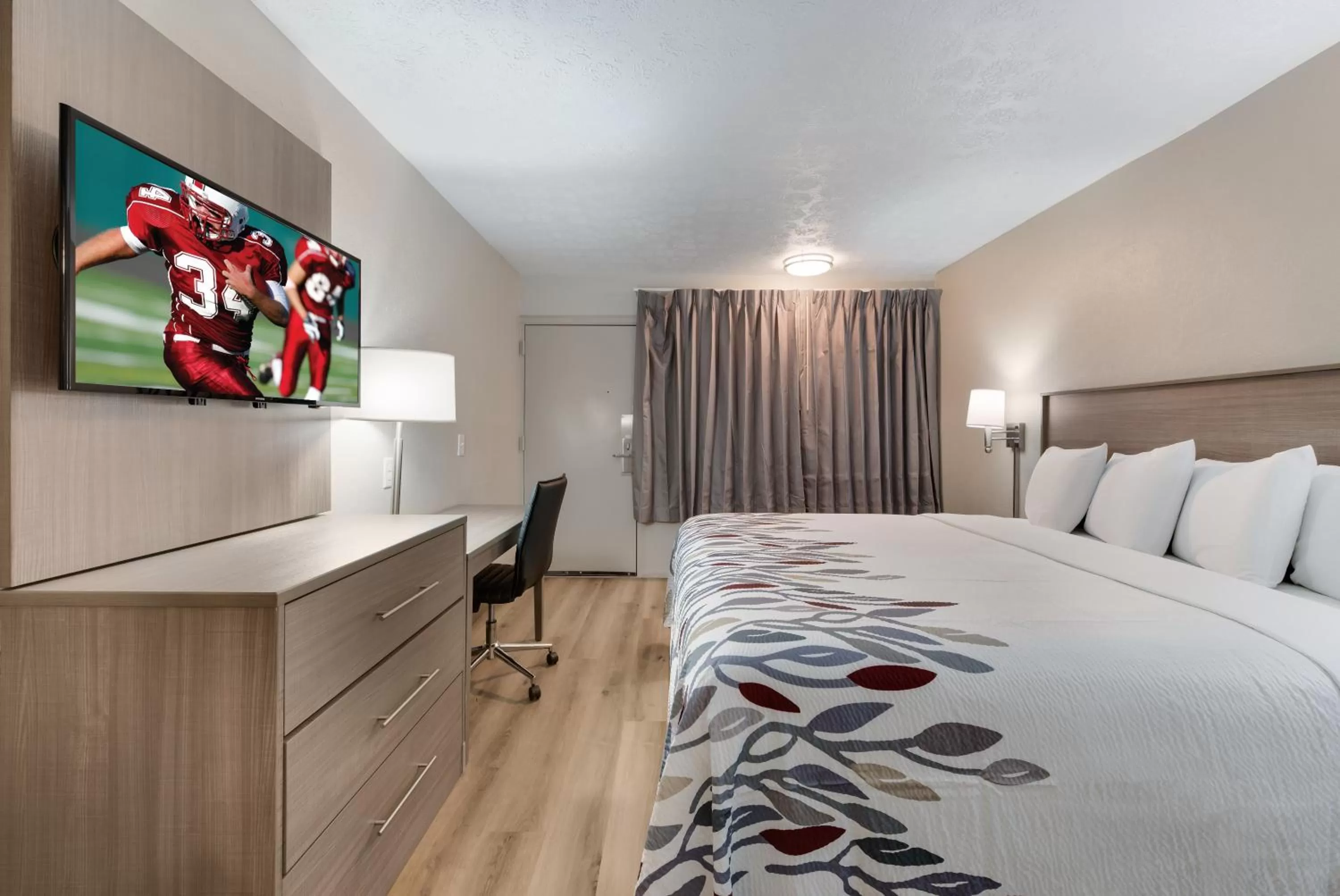 Photo of the whole room, Bed in Red Roof Inn Dayton - Moraine/U of Dayton