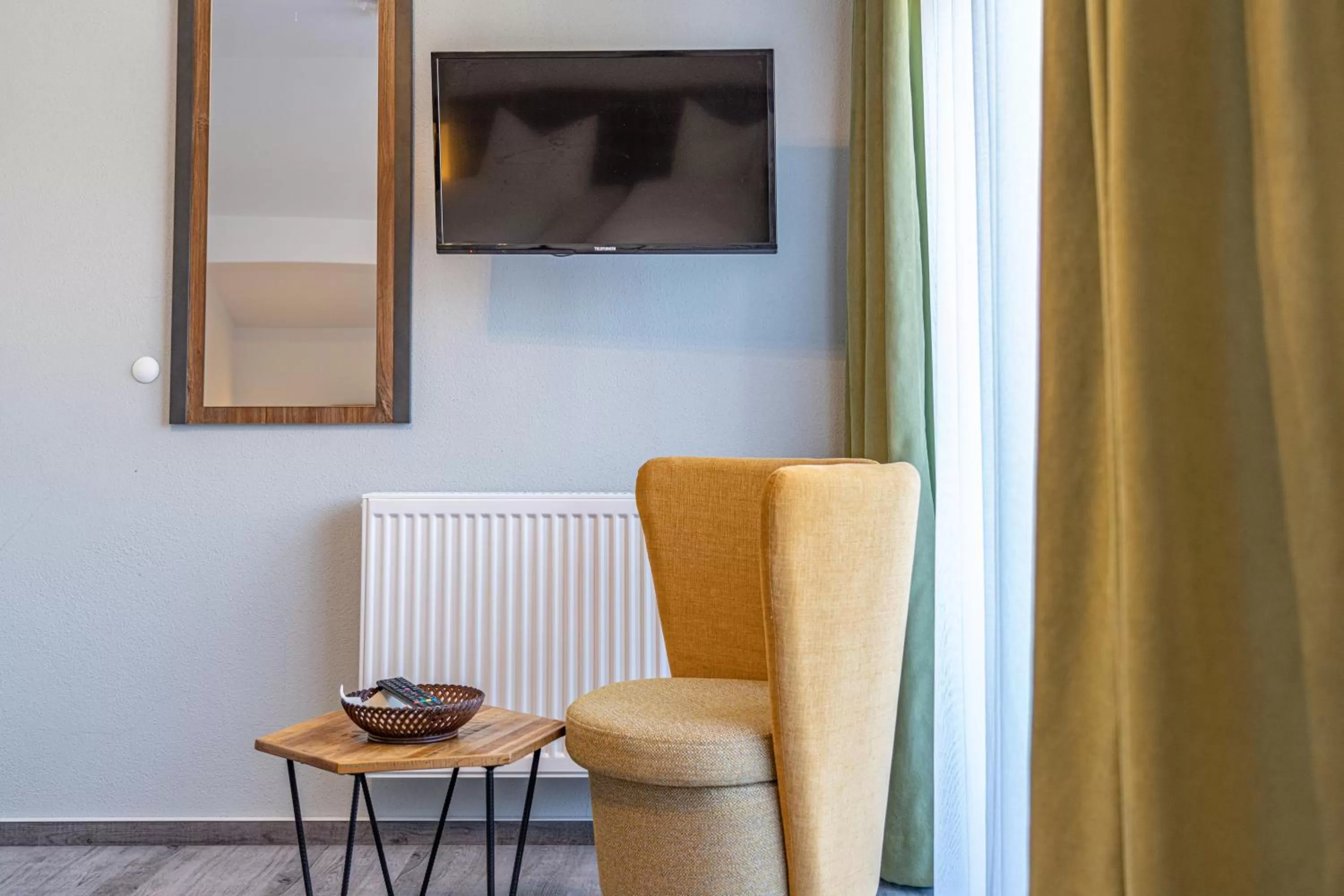 TV and multimedia, TV/Entertainment Center in Hotel Jakob