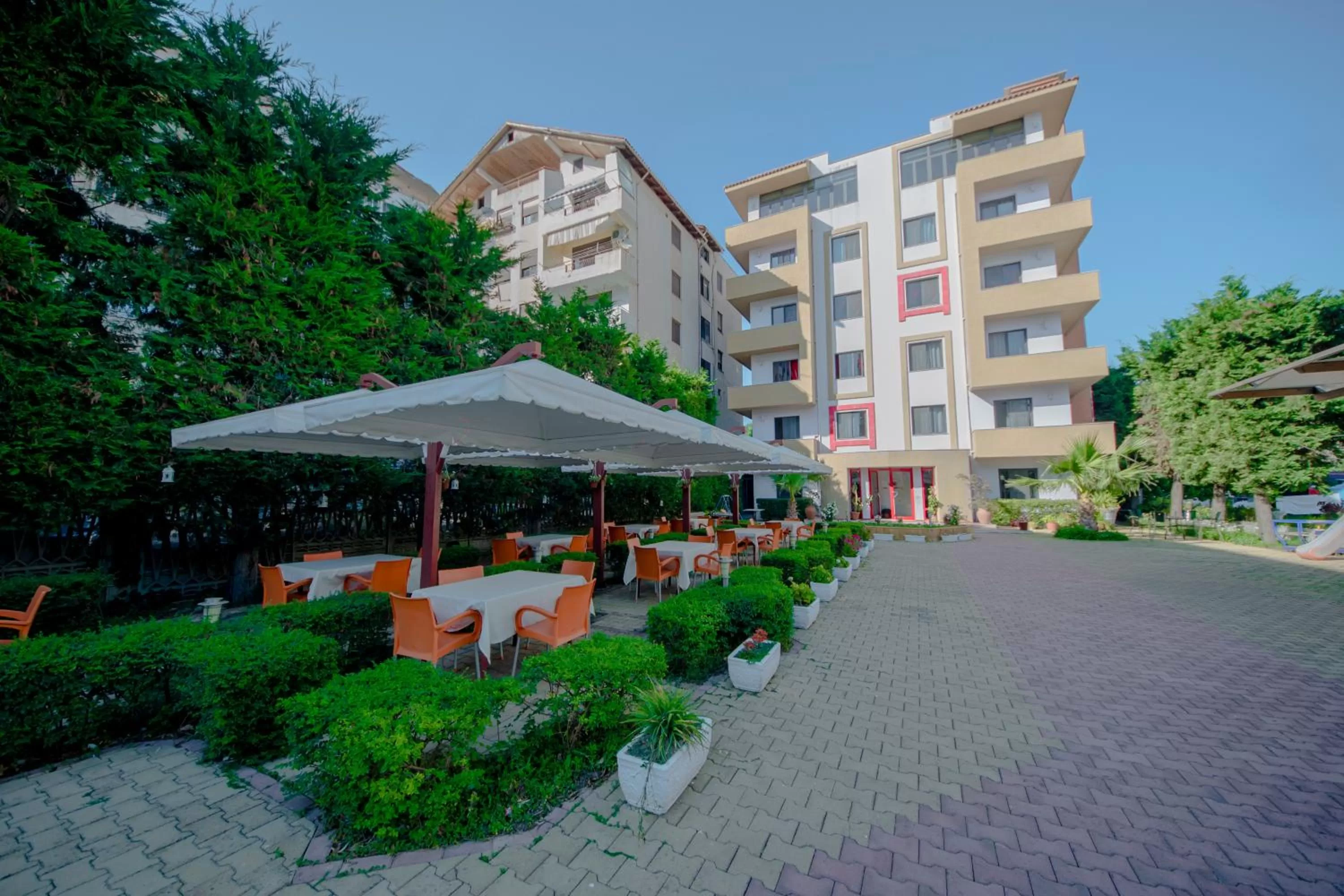 Restaurant/places to eat, Property Building in Kadrisa Hotel