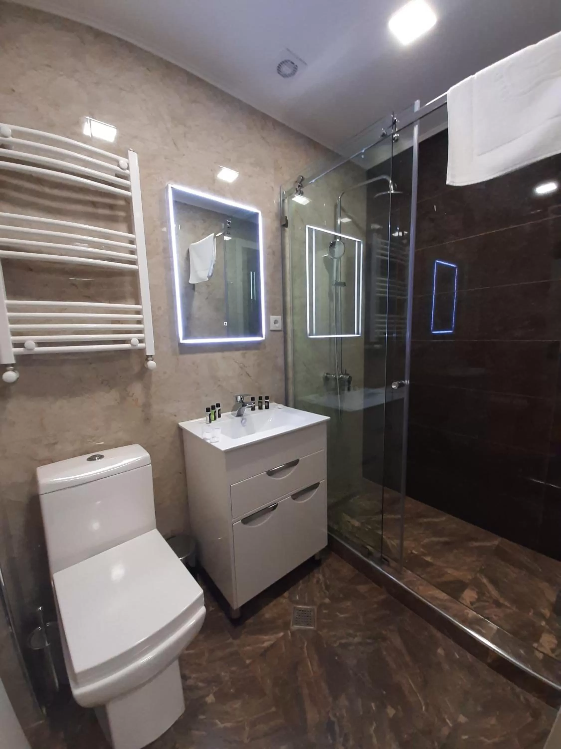 Shower, Bathroom in BG Palace Hotel