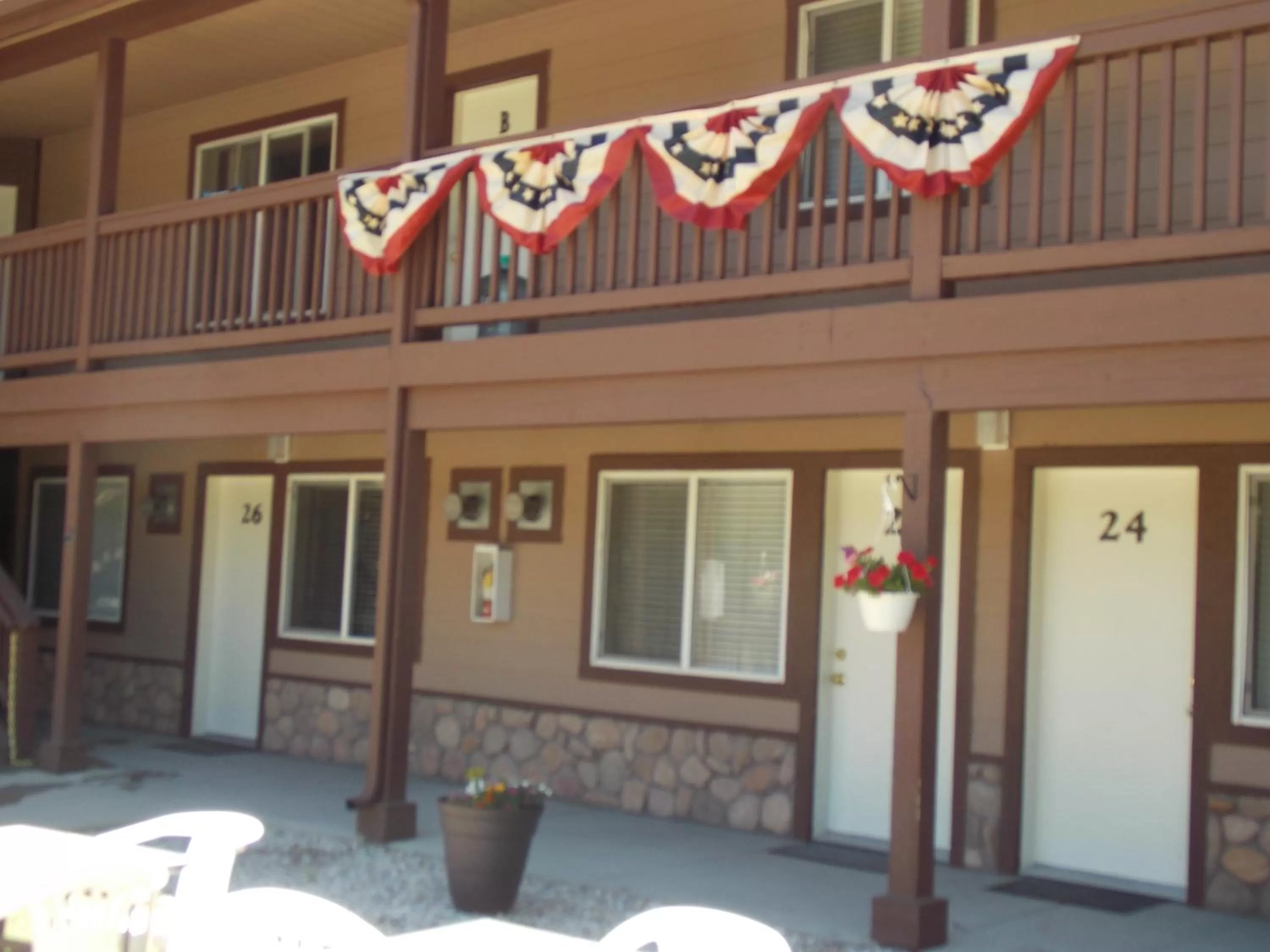 Property building in Vintage Lakeside Inn