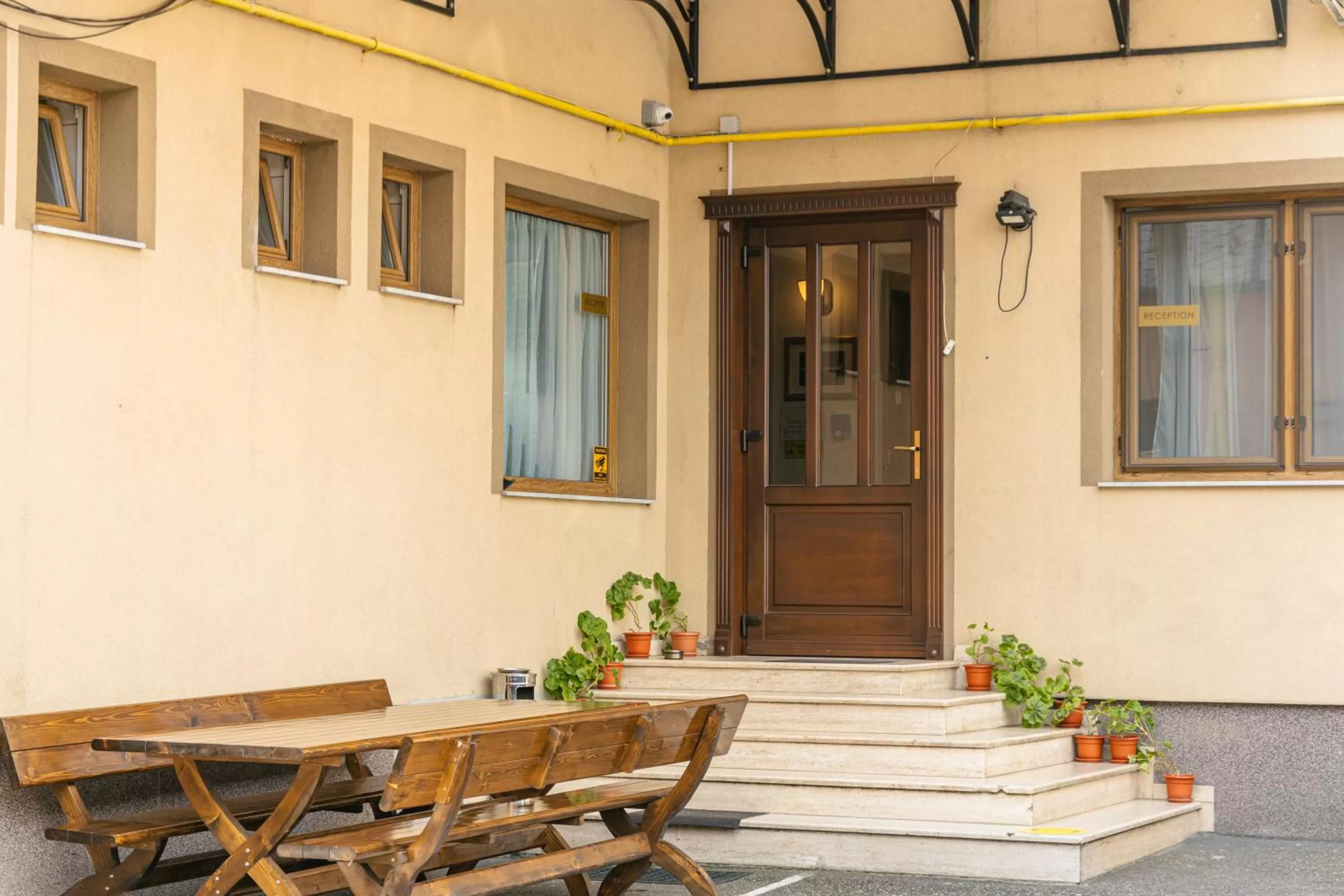 Facade/entrance in Pensiunea Pictorilor