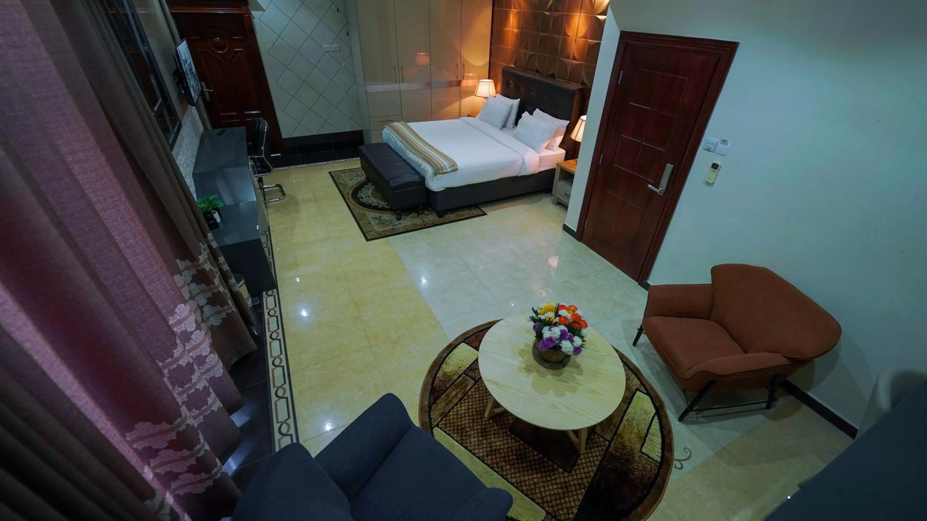 Seating area, Bed in Lantana Hotel