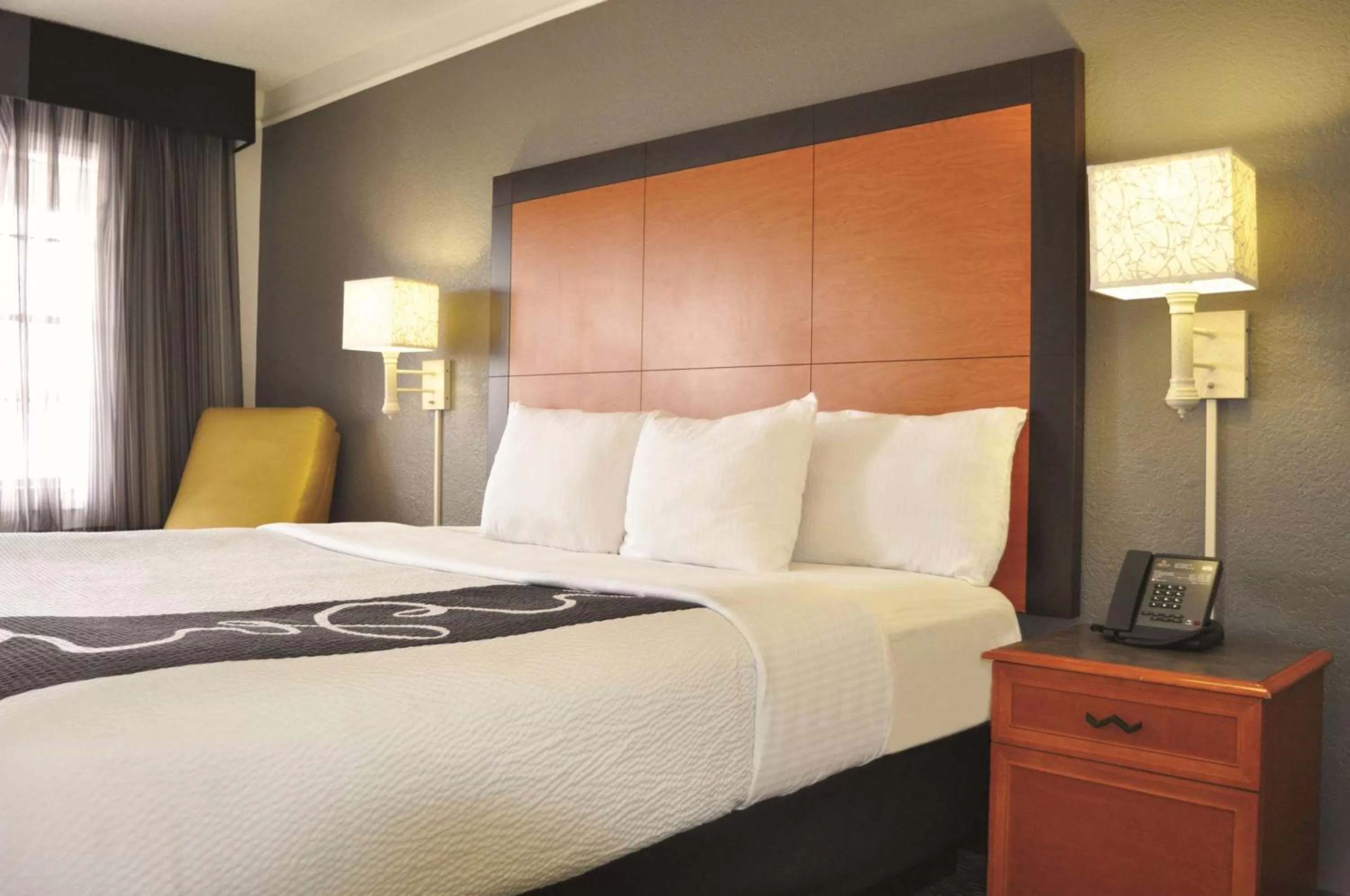 Photo of the whole room, Bed in La Quinta Inn by Wyndham Dallas Uptown