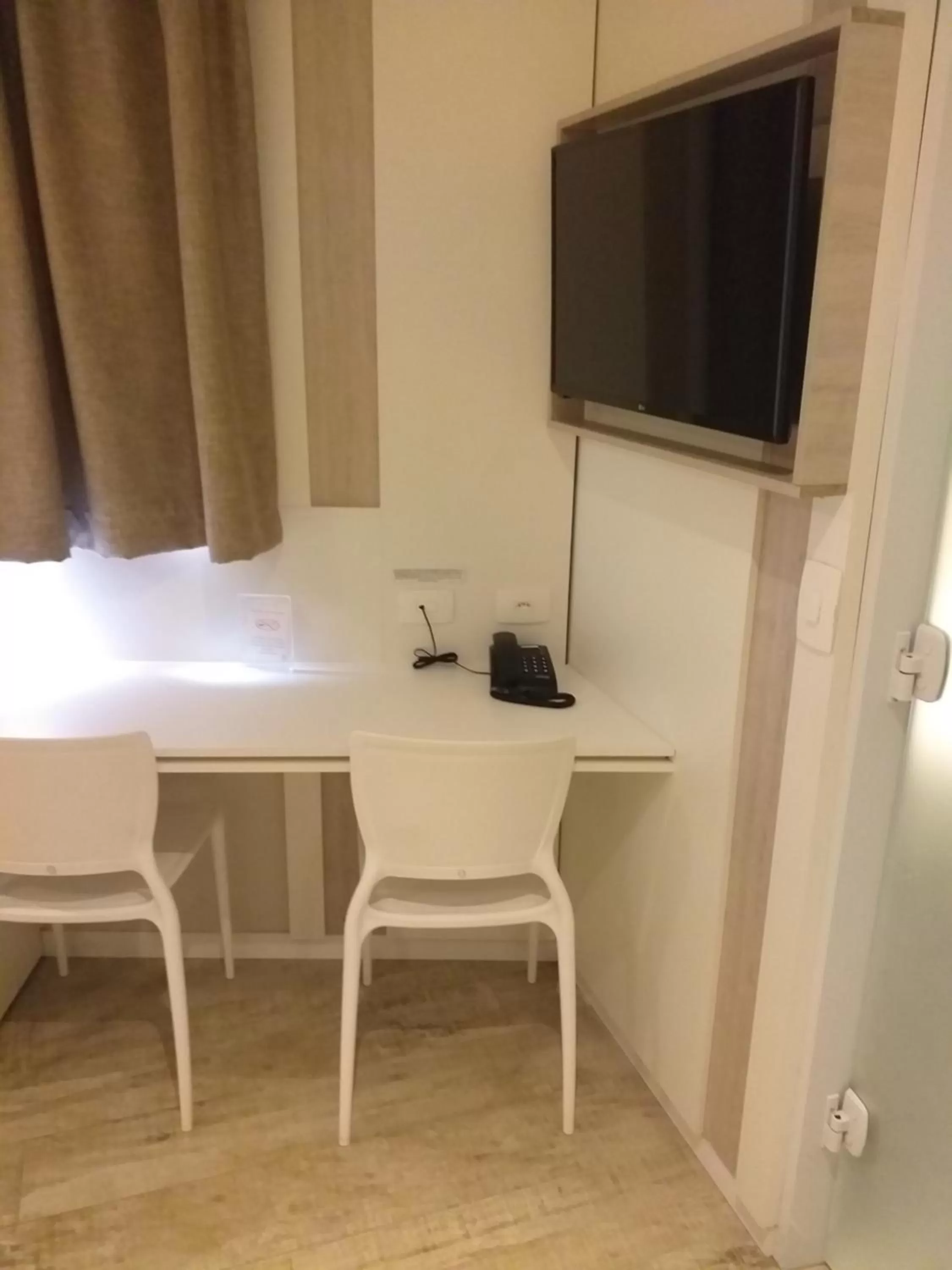 TV/Entertainment Center in Jandira Premiêr Hotel