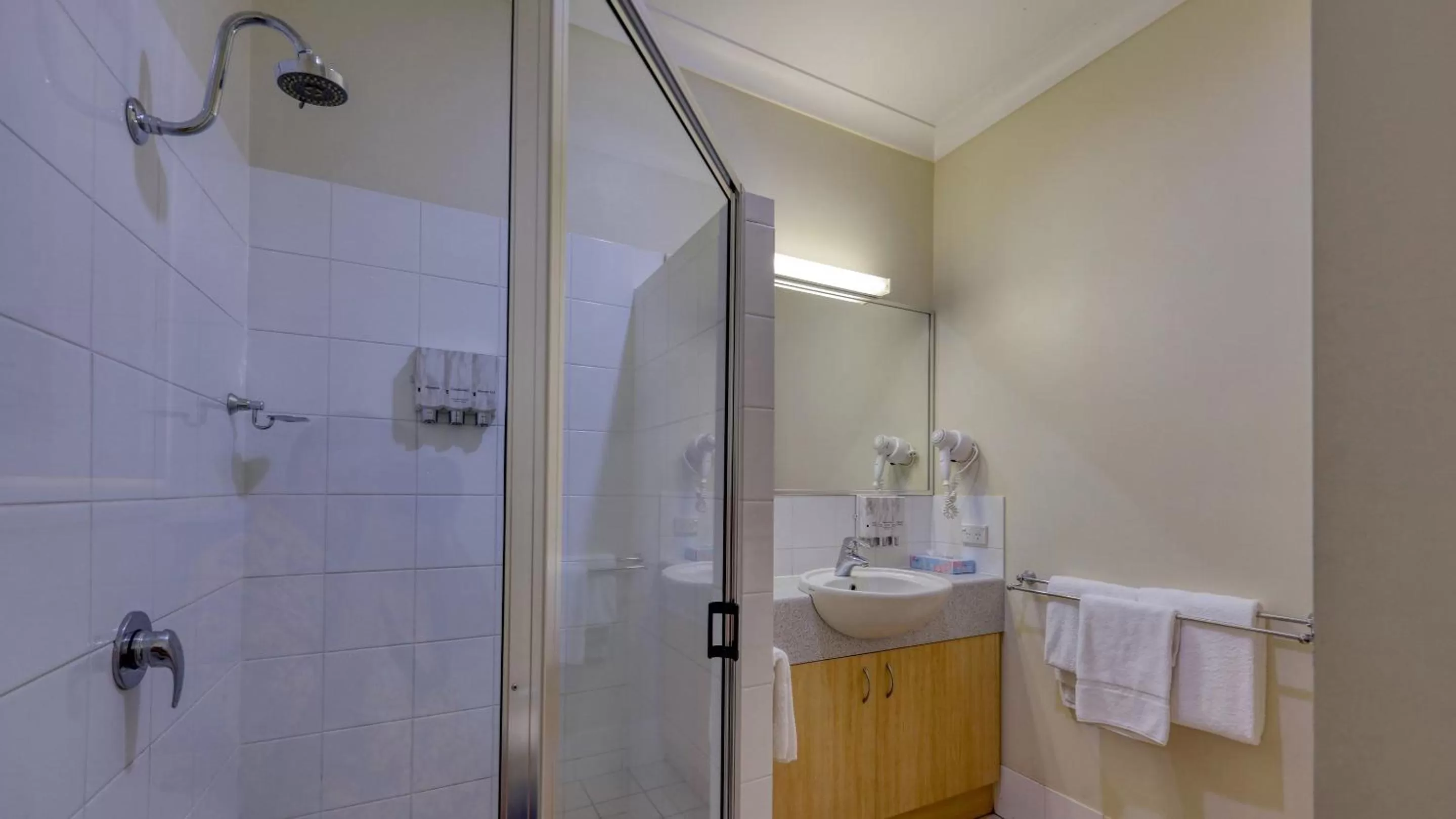 Country Roads Motor Inn