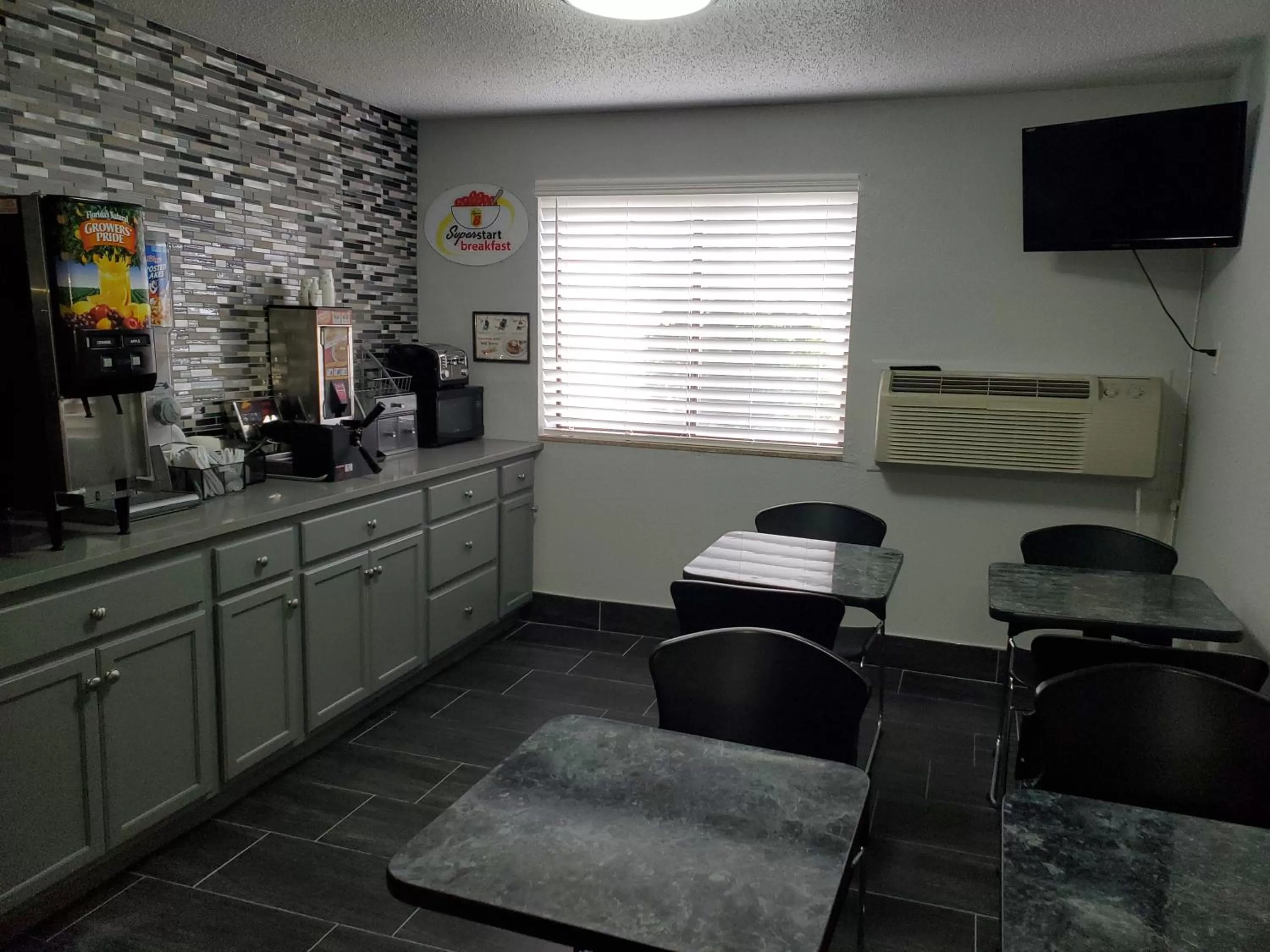 Breakfast in Super 8 by Wyndham Kansas City at Barry Road/Airport