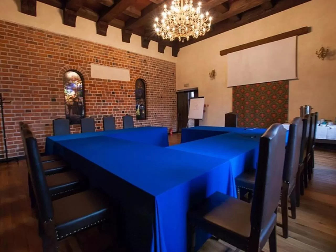 People, Restaurant/Places to Eat in Zamek Uniejów