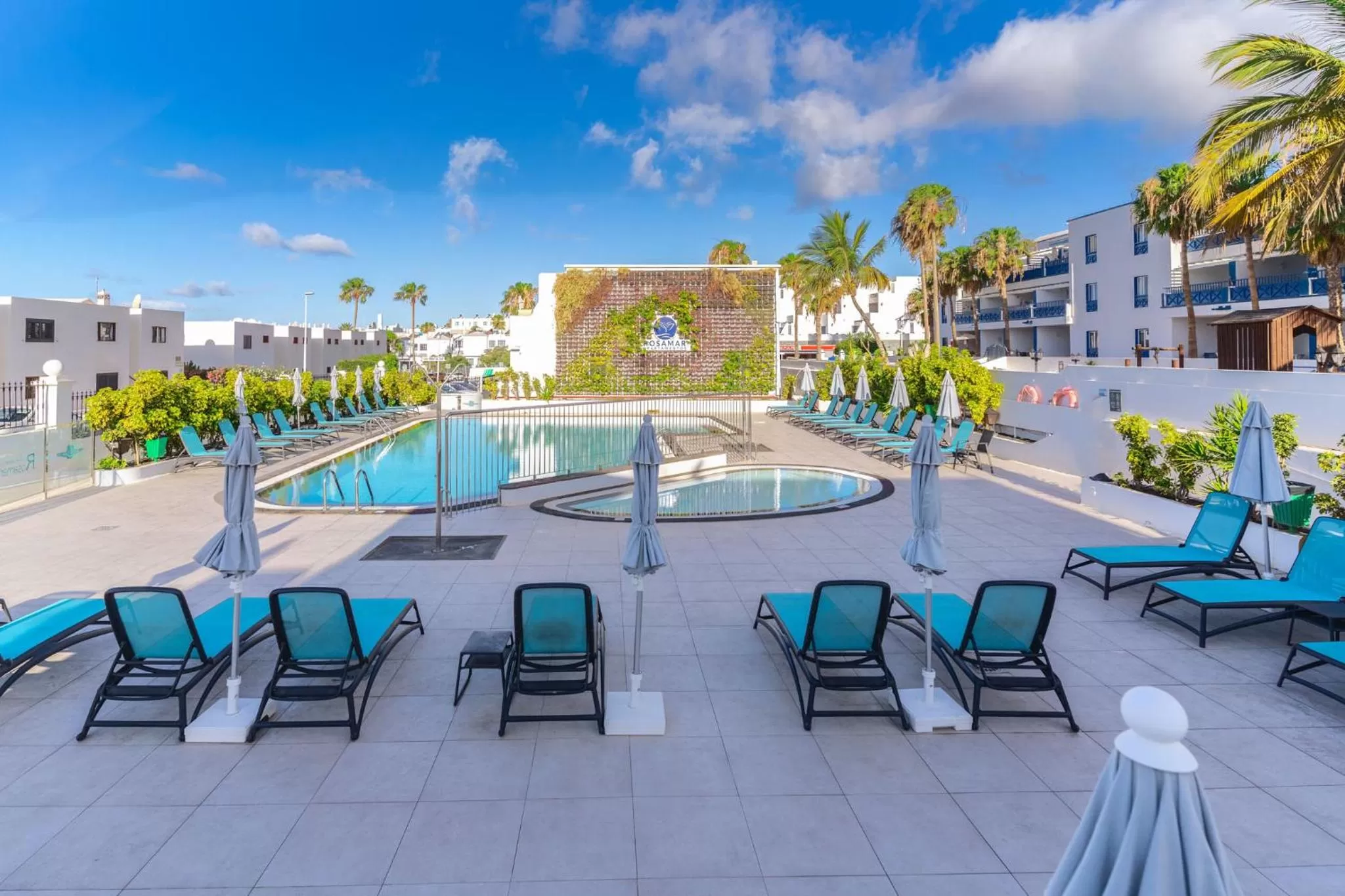 Swimming pool in Rosamar Apartamentos