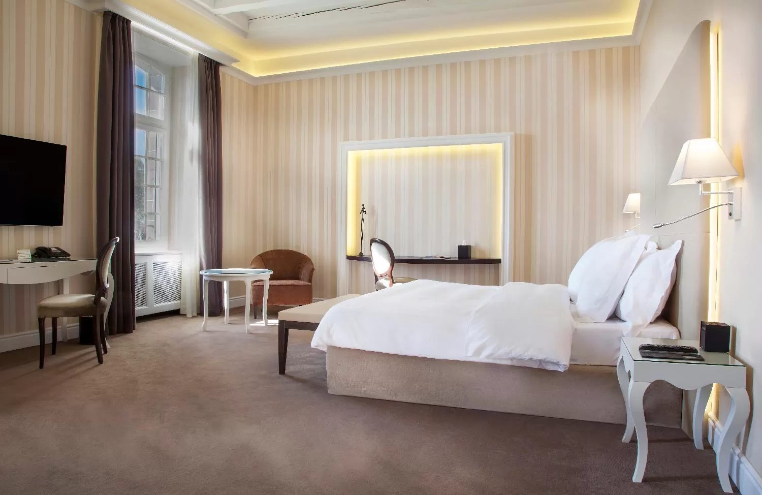 Photo of the whole room, Bed in Château de Bonmont