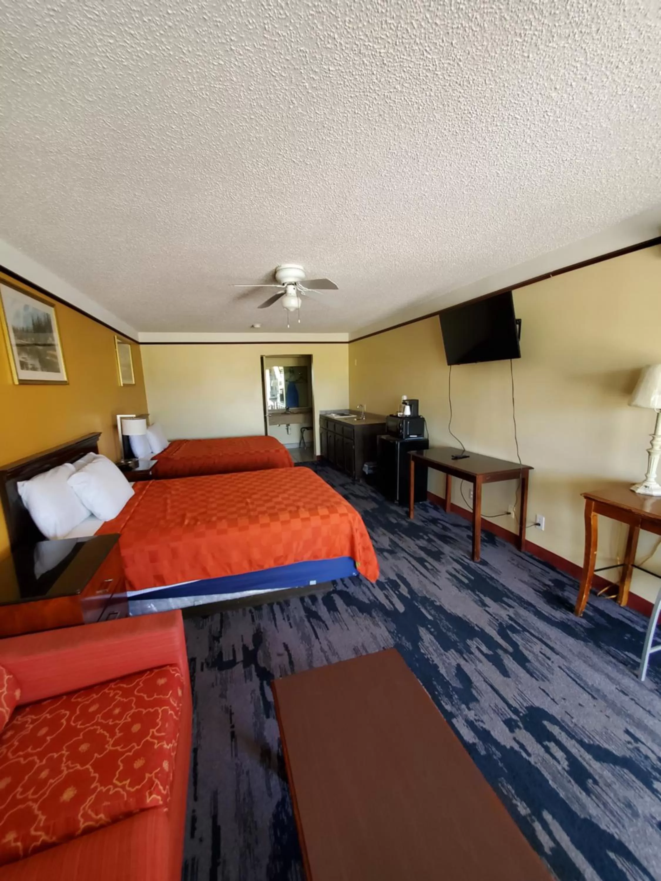 Bed in Deluxe Inn and Suites