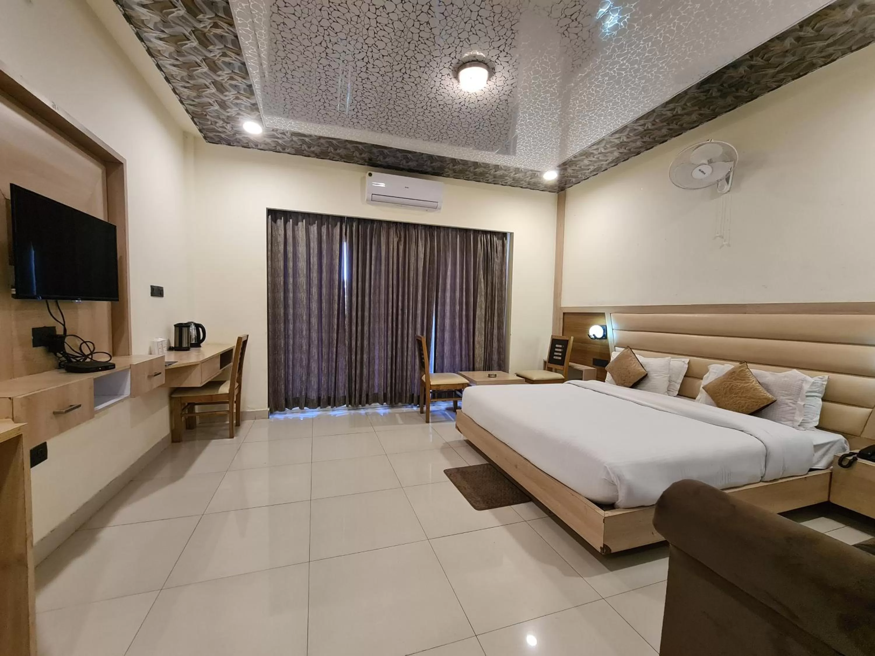 Photo of the whole room, Bed in Hotel Rajpur Heights