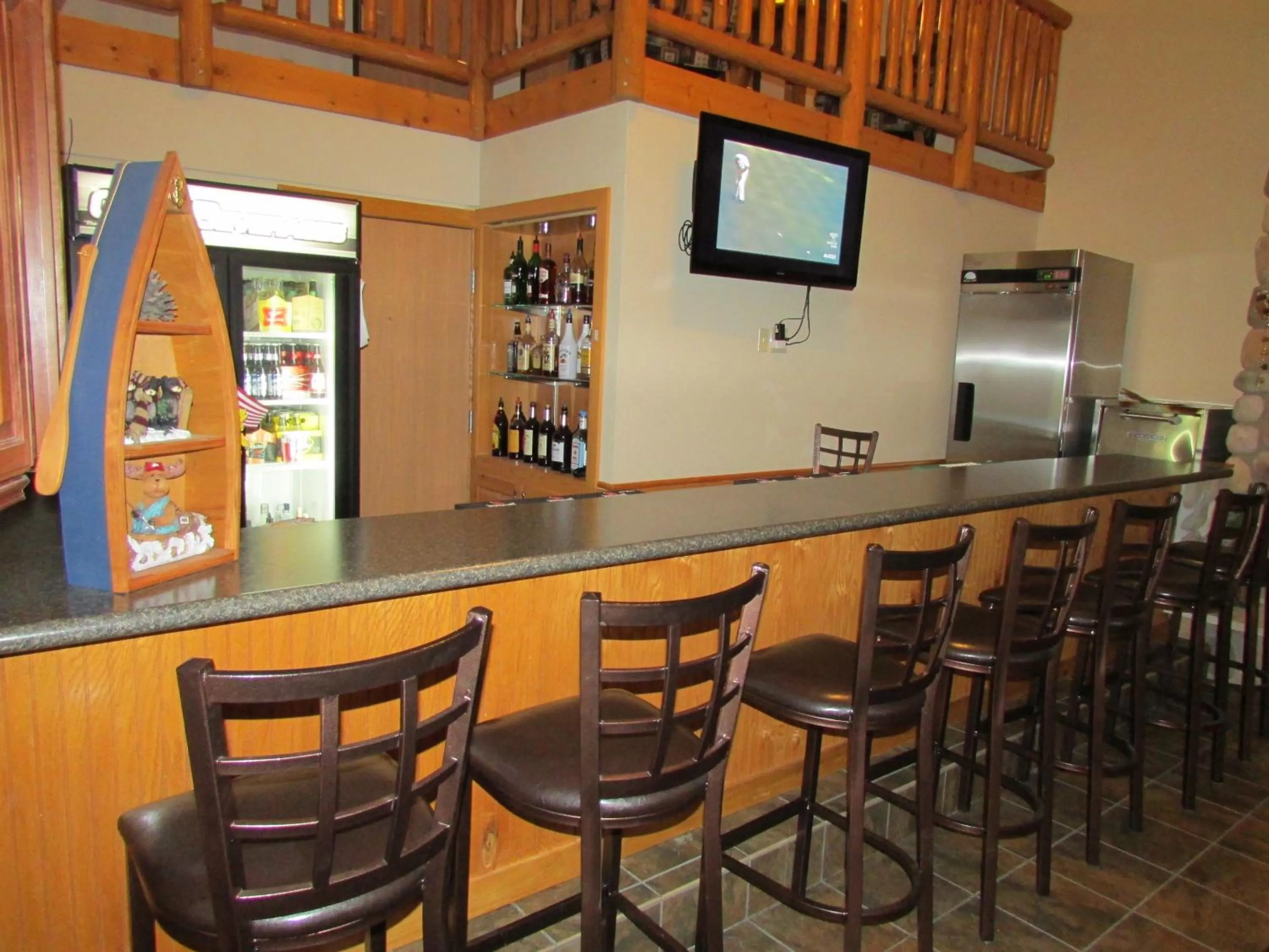 Lounge or bar in Shell Lake Lodge, a Travelodge by Wyndham
