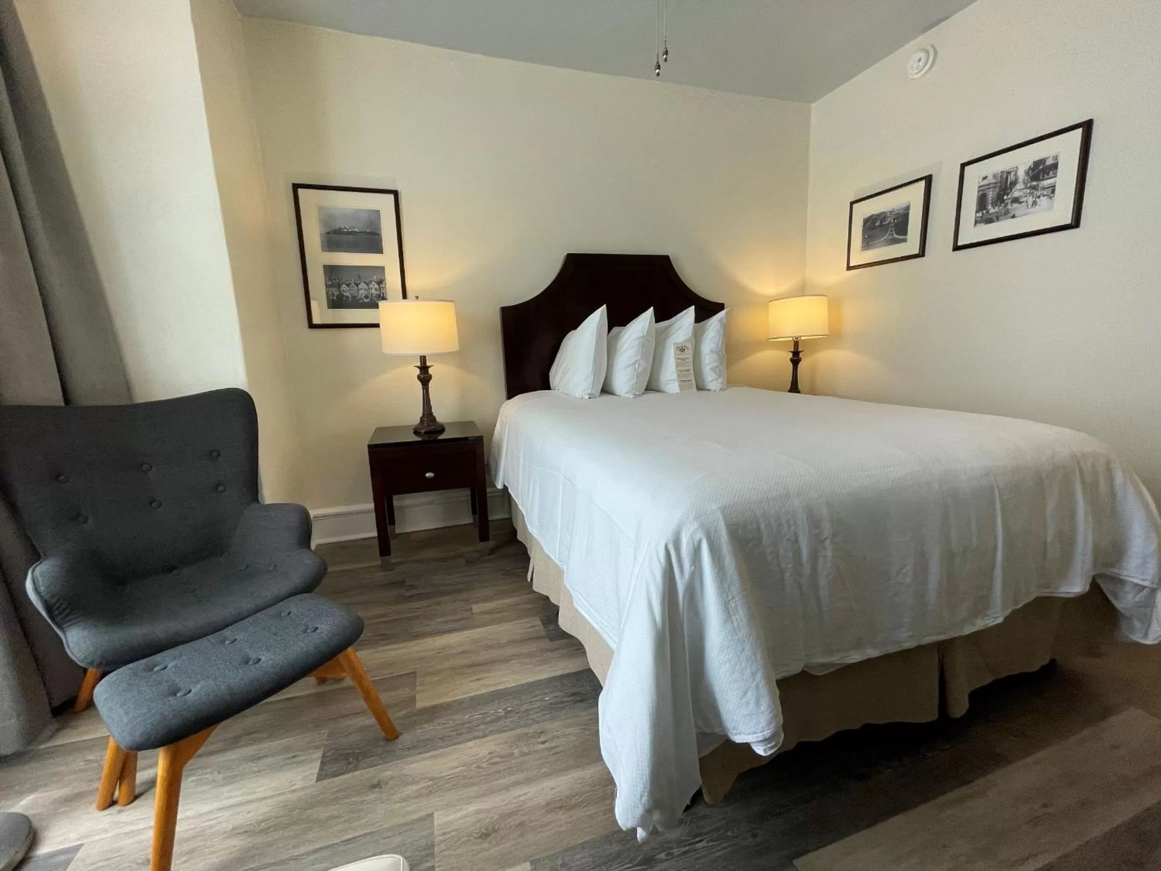 Bedroom, Bed in Chancellor Hotel on Union Square