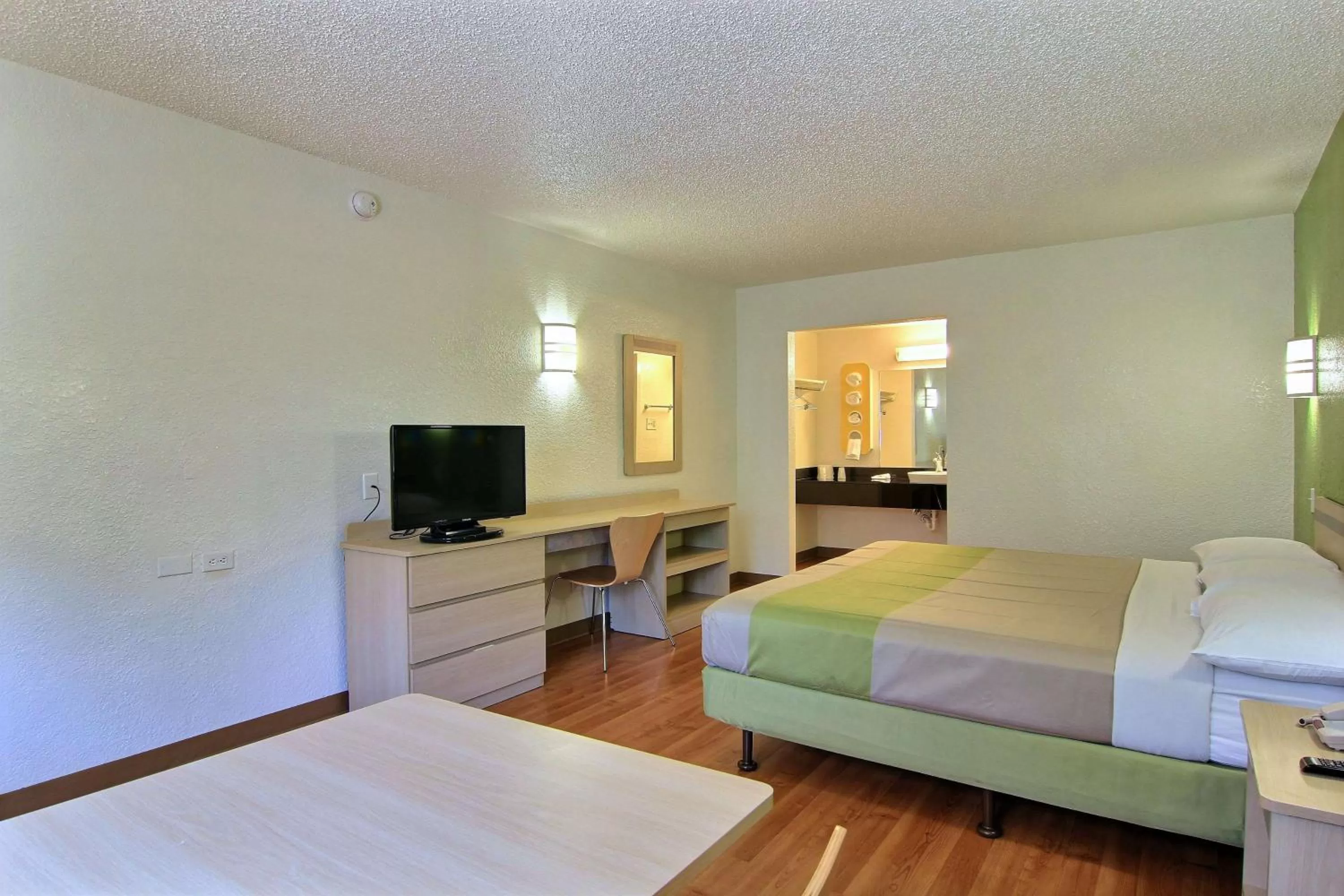 TV and multimedia, Bed in Motel 6 Austin, TX - Central Downtown UT