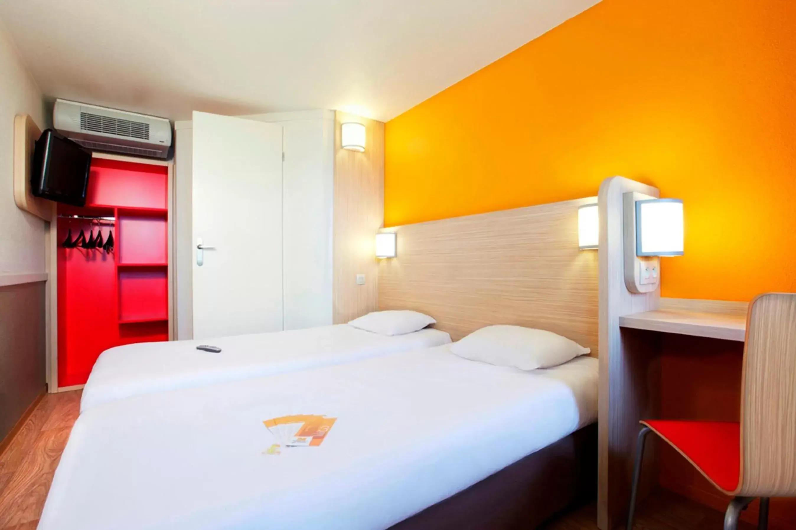Twin Room in Premiere Classe Caen Est - Mondeville Twin Room in Premiere Classe Caen Est - Mondeville
