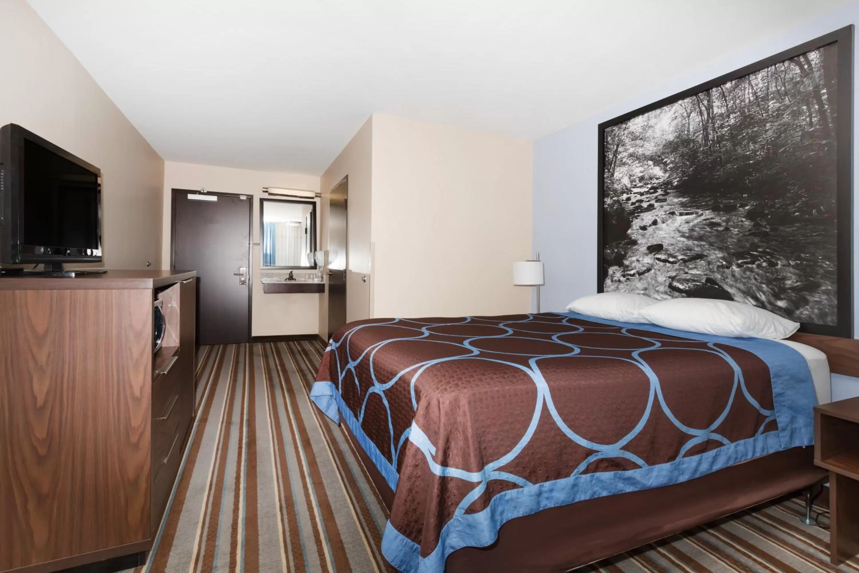 Queen Room - Disability Access (1st Floor) in Super 8 by Wyndham Longmont/Twin Peaks